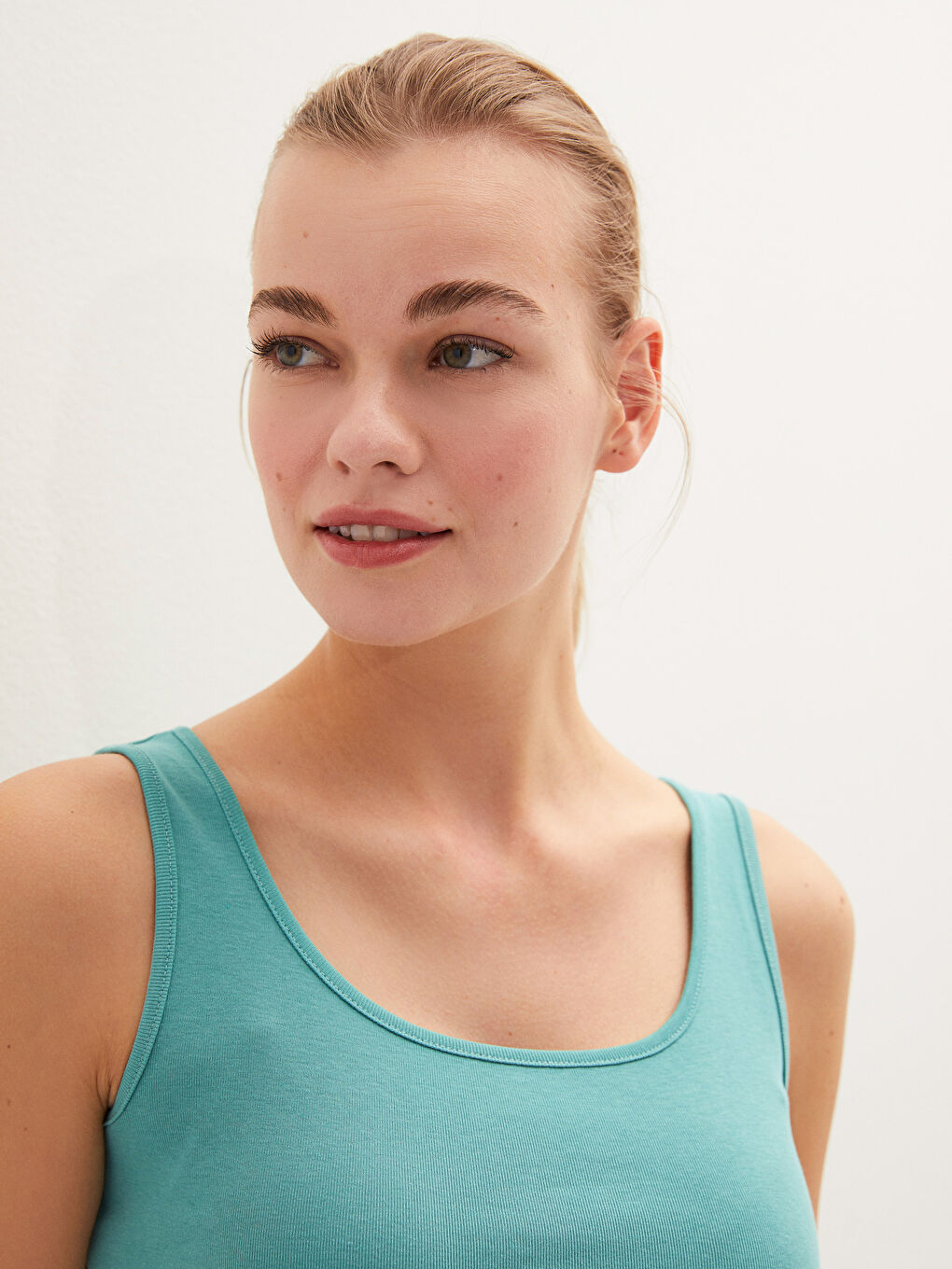 Yeşil U Yaka Askılı Düz Pamuklu Kadın Atlet-2