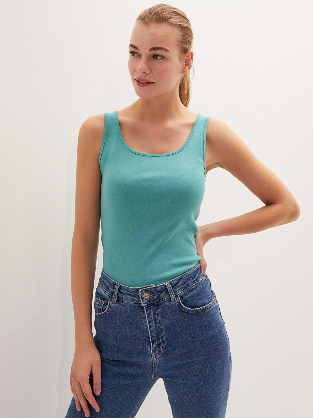 Yeşil U Yaka Askılı Düz Pamuklu Kadın Atlet-4