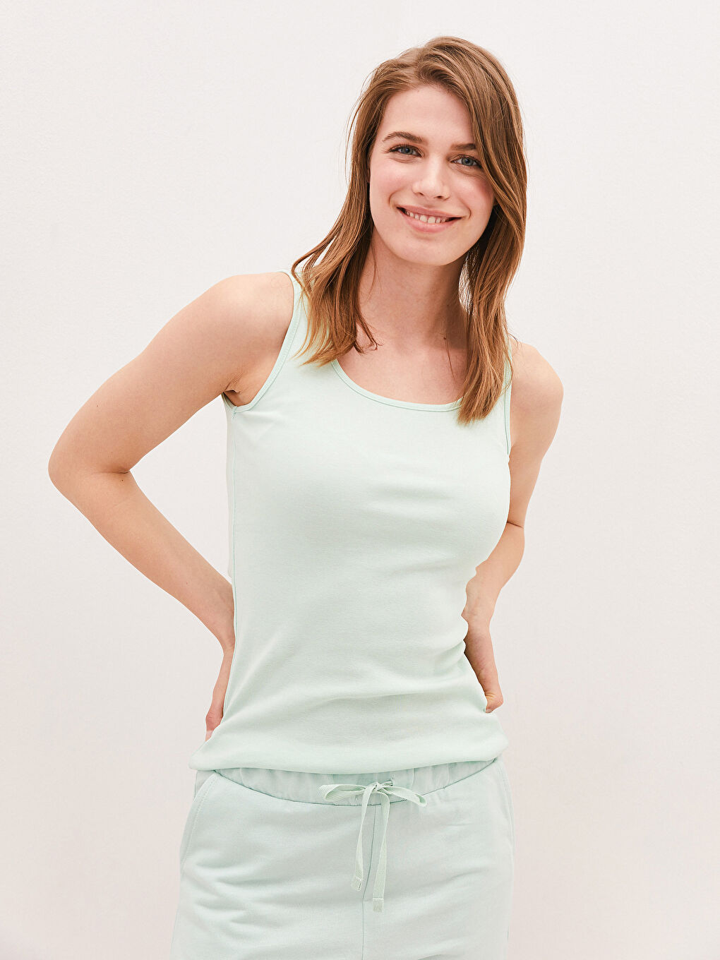 Yeşil U Yaka Askılı Düz Pamuklu Kadın Atlet-4