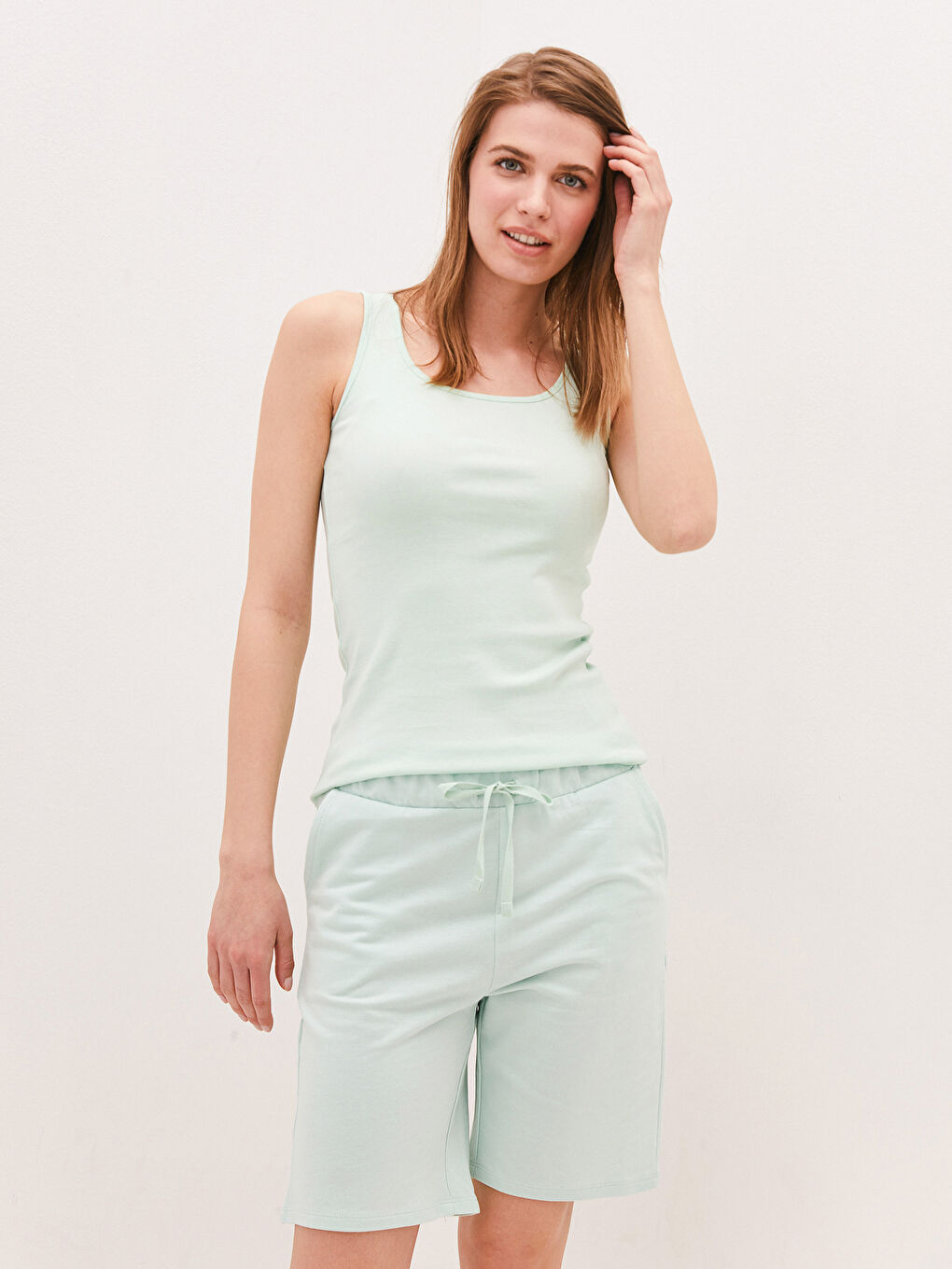 Yeşil U Yaka Askılı Düz Pamuklu Kadın Atlet-7