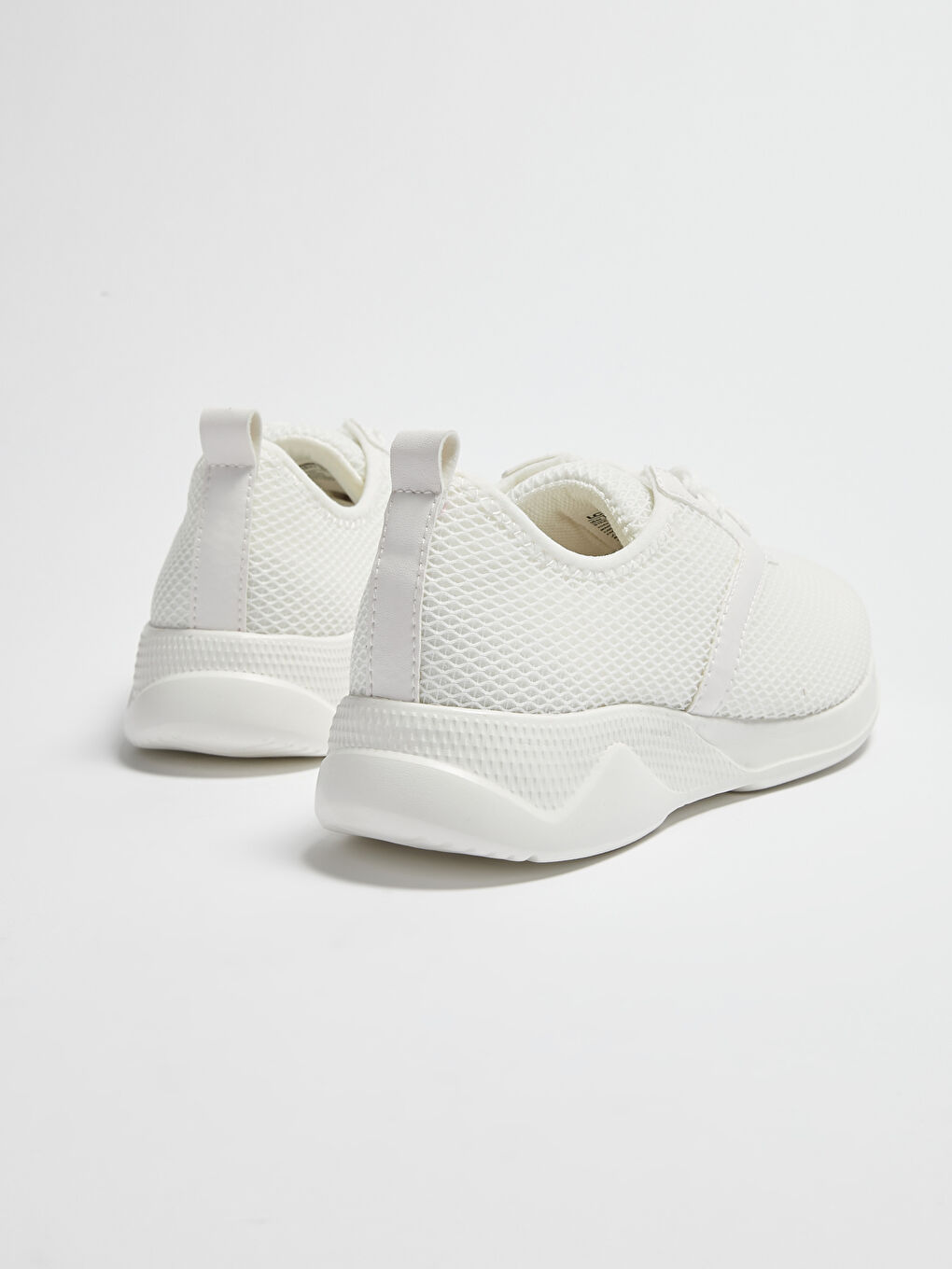 حذاء رياضي أكتيف نسائي برباط وتفاصيل قماش شبكي-3