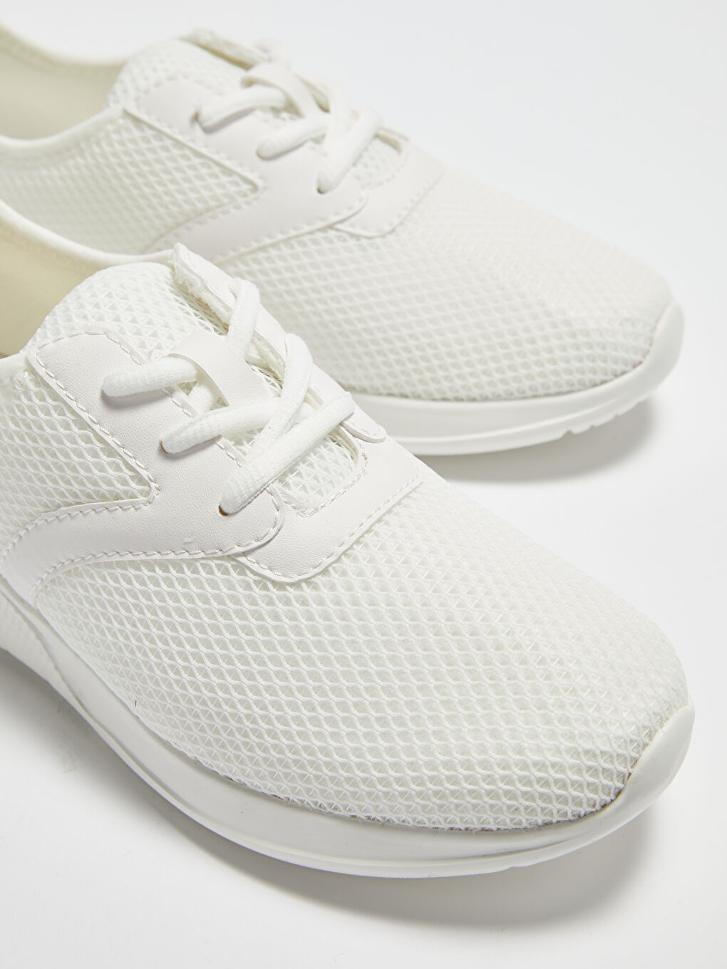 حذاء رياضي أكتيف نسائي برباط وتفاصيل قماش شبكي-4