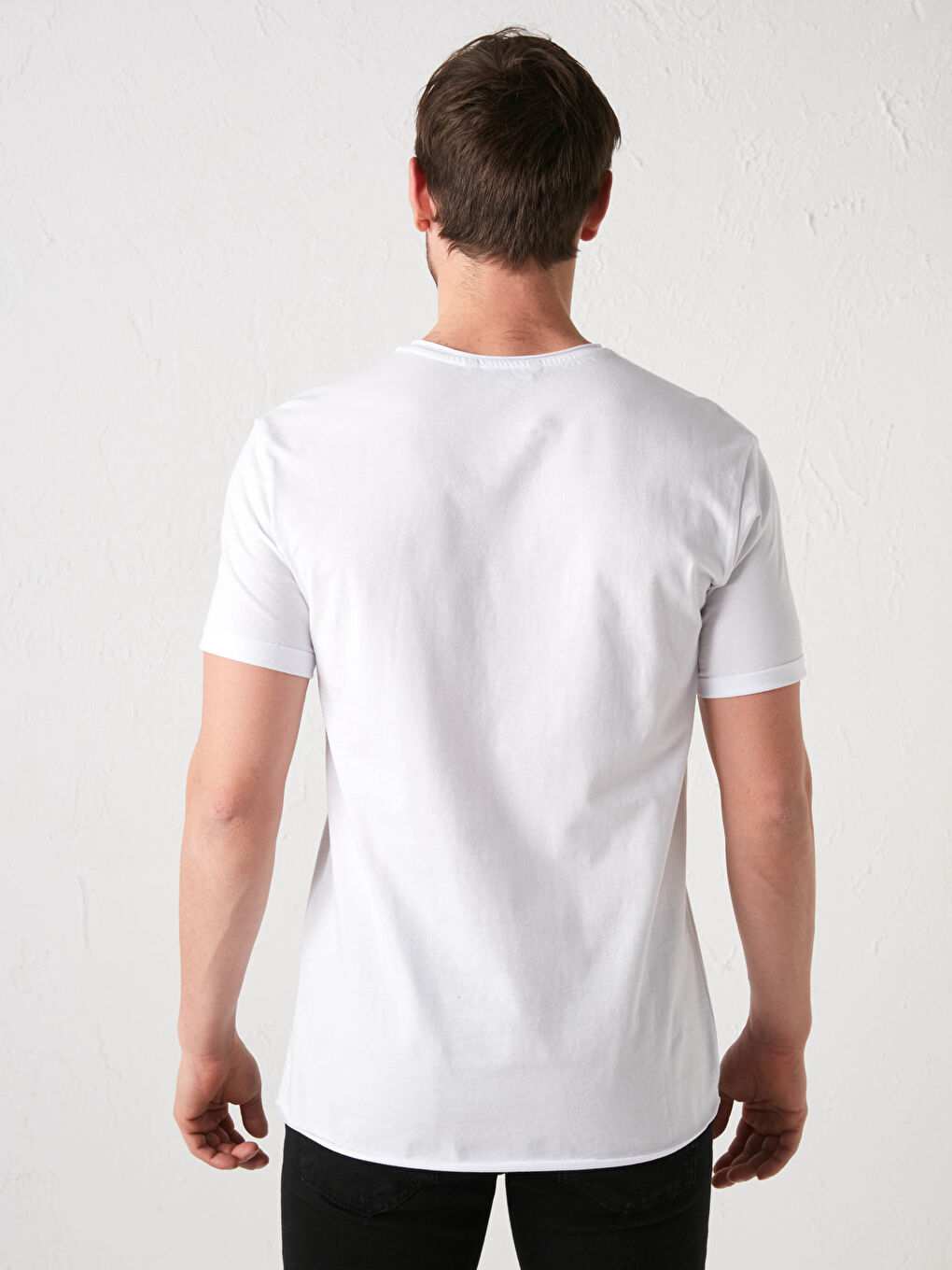 تيشيرت للرجال أساسي بأكمام قصيرة ورقبة دائرية من القطن الممشط-4