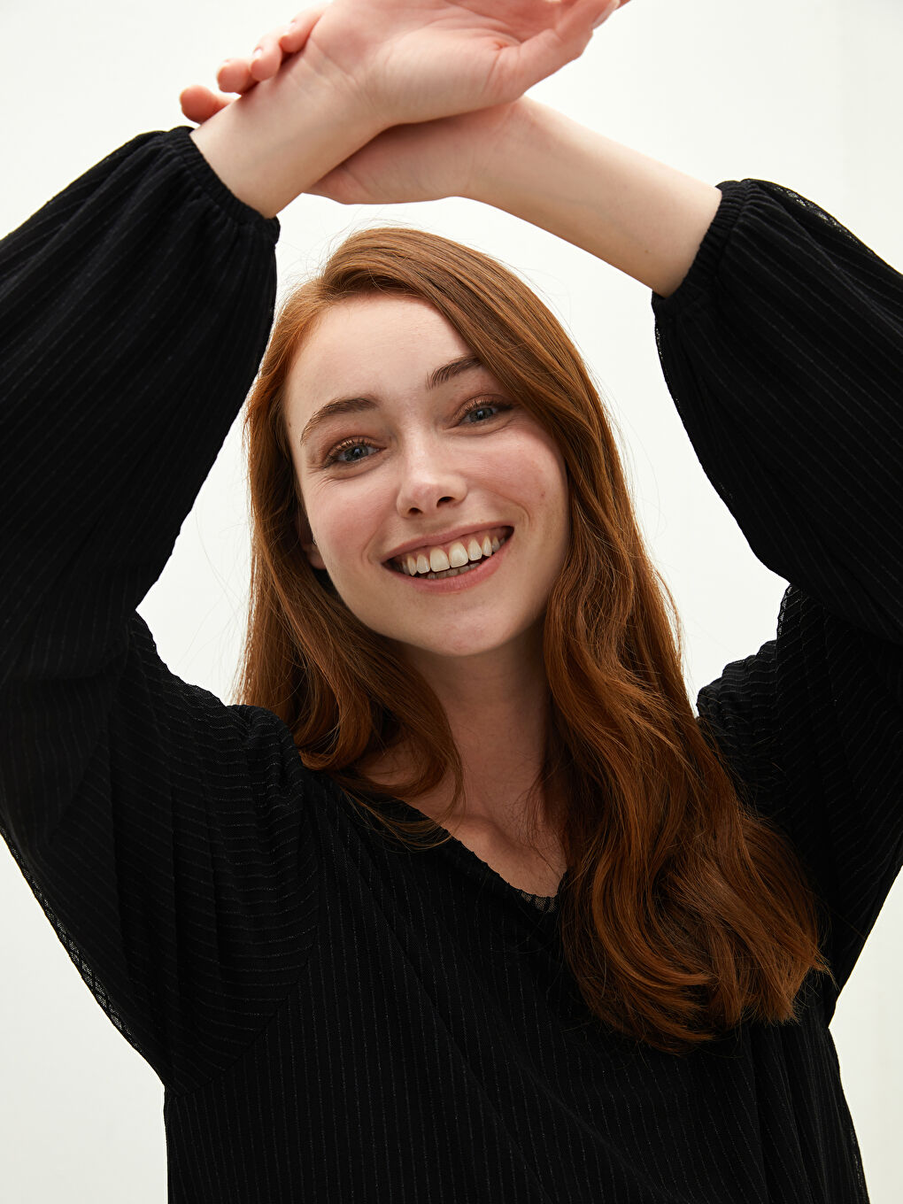 بلوزة حوامل بكم طويل بتفاصيل تول وياقة دائرية-2