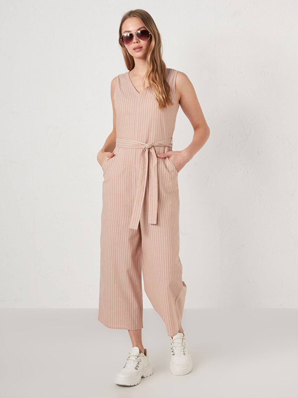 Bej V Yaka Çizgili Beli Kuşaklı Pamuklu Kadın Tulum-1