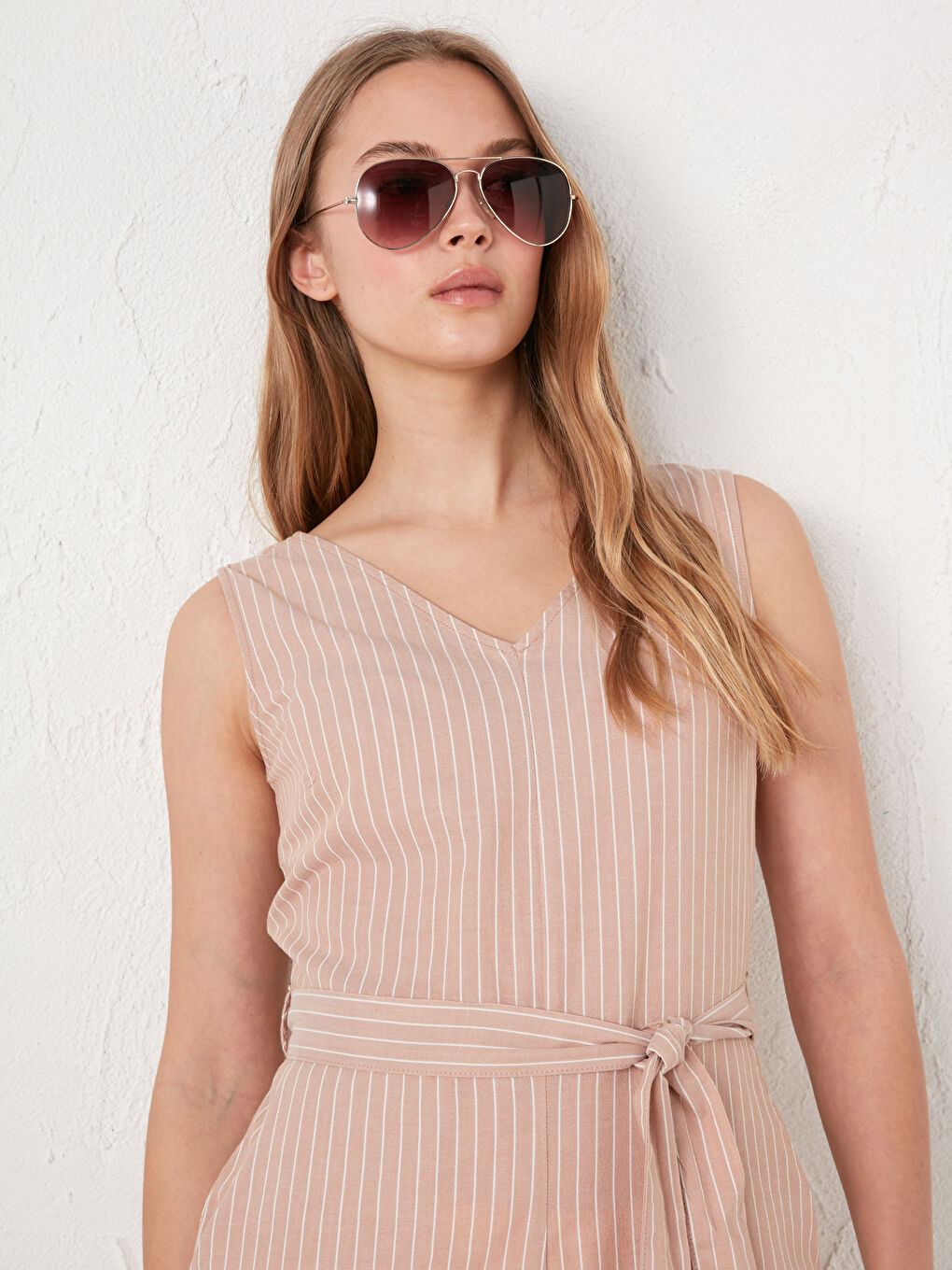 Bej V Yaka Çizgili Beli Kuşaklı Pamuklu Kadın Tulum-3