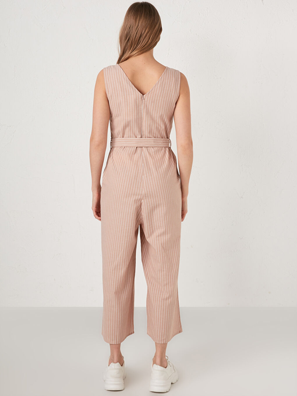 Bej V Yaka Çizgili Beli Kuşaklı Pamuklu Kadın Tulum-4