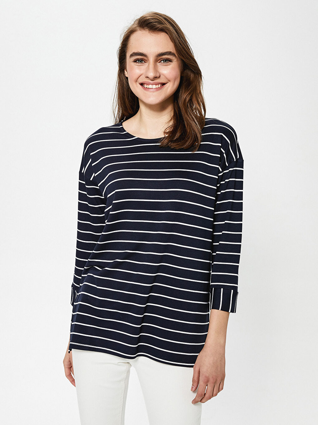 Tricou pentru Femei cu Guler Rotund, Model Vărgat, Țesătură Fluidă-1