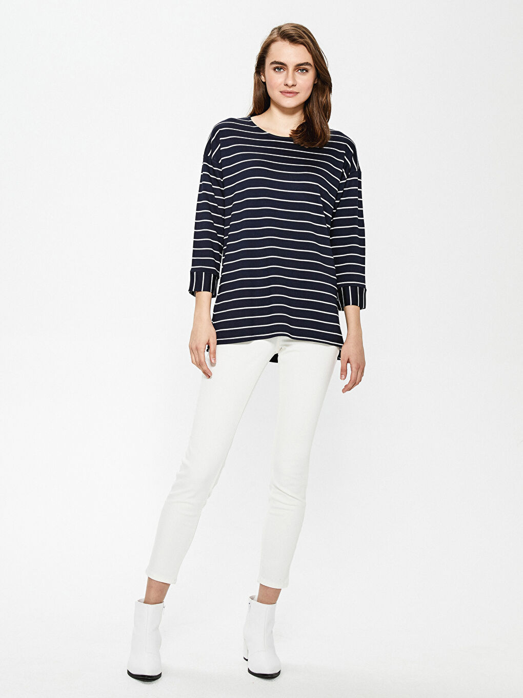 Tricou pentru Femei cu Guler Rotund, Model Vărgat, Țesătură Fluidă-3