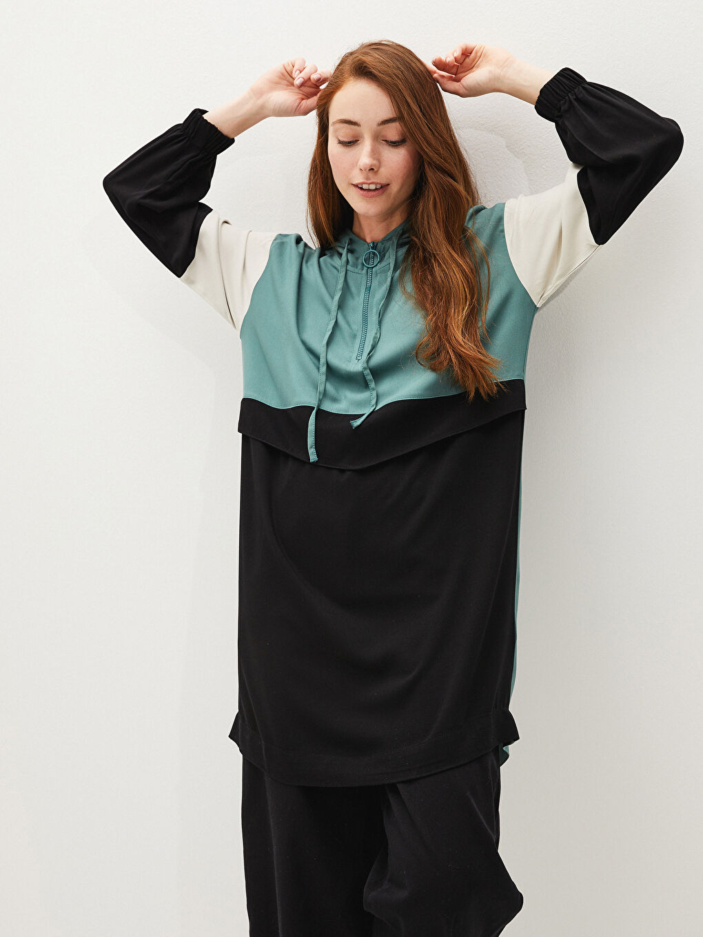 Siyah Kapüşon Yaka Renk Bloklu Uzun Kollu Belmando Kumaş Oversize Kadın Tunik-1