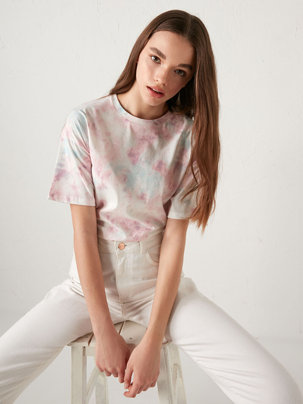 Pembe Bisiklet Yaka Batik Desenli Kısa Kollu Kadın Tişört