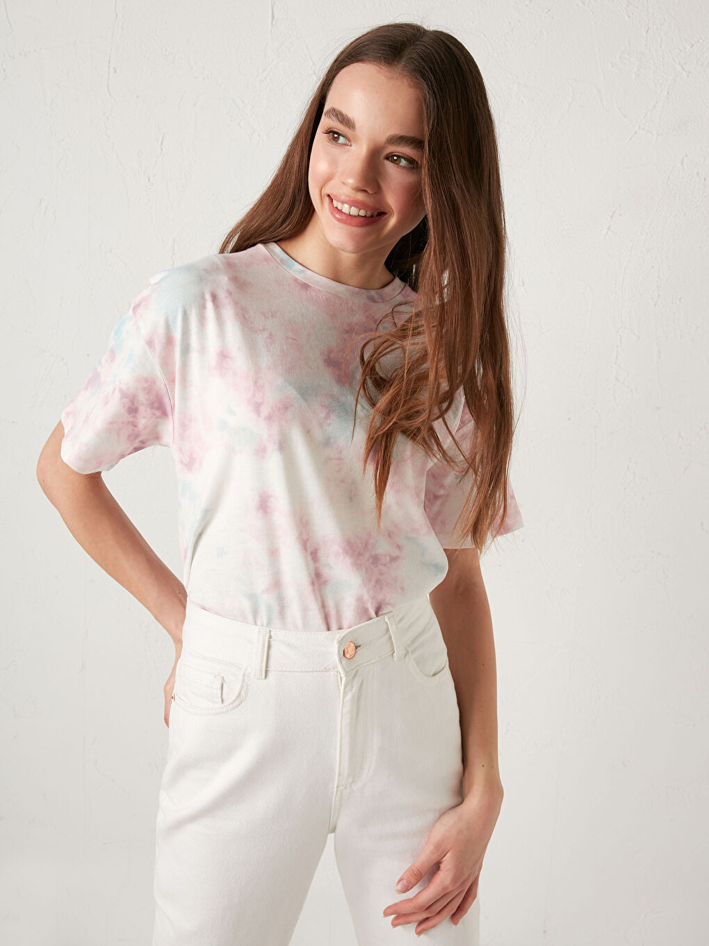 Pembe Bisiklet Yaka Batik Desenli Kısa Kollu Kadın Tişört-1