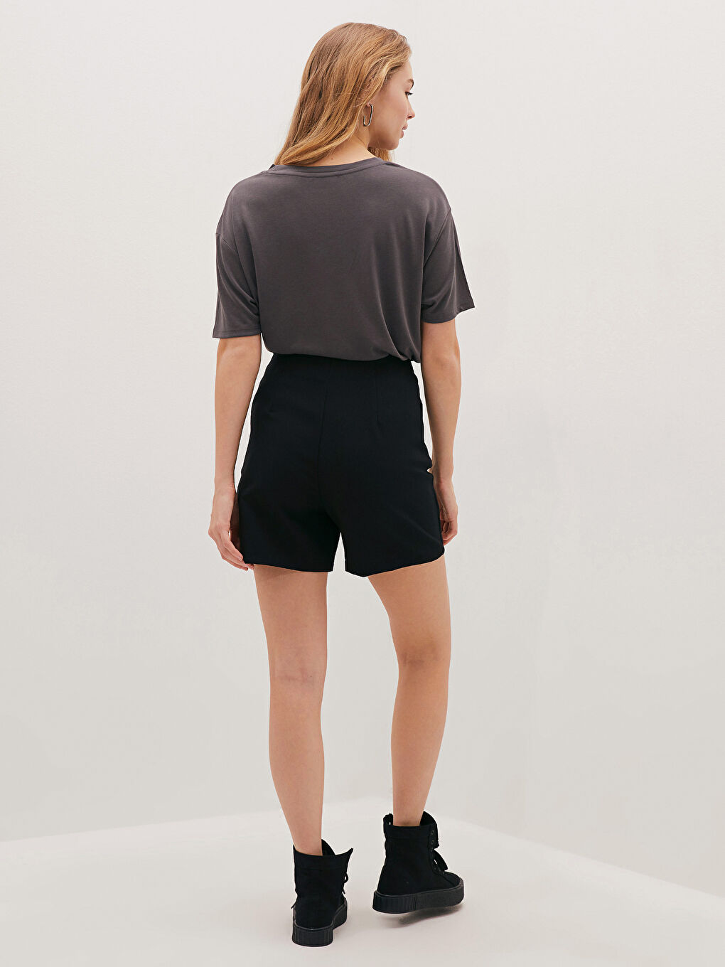 Gri Bisiklet Yaka Baskılı Kısa Kollu Kadın Tişört-1