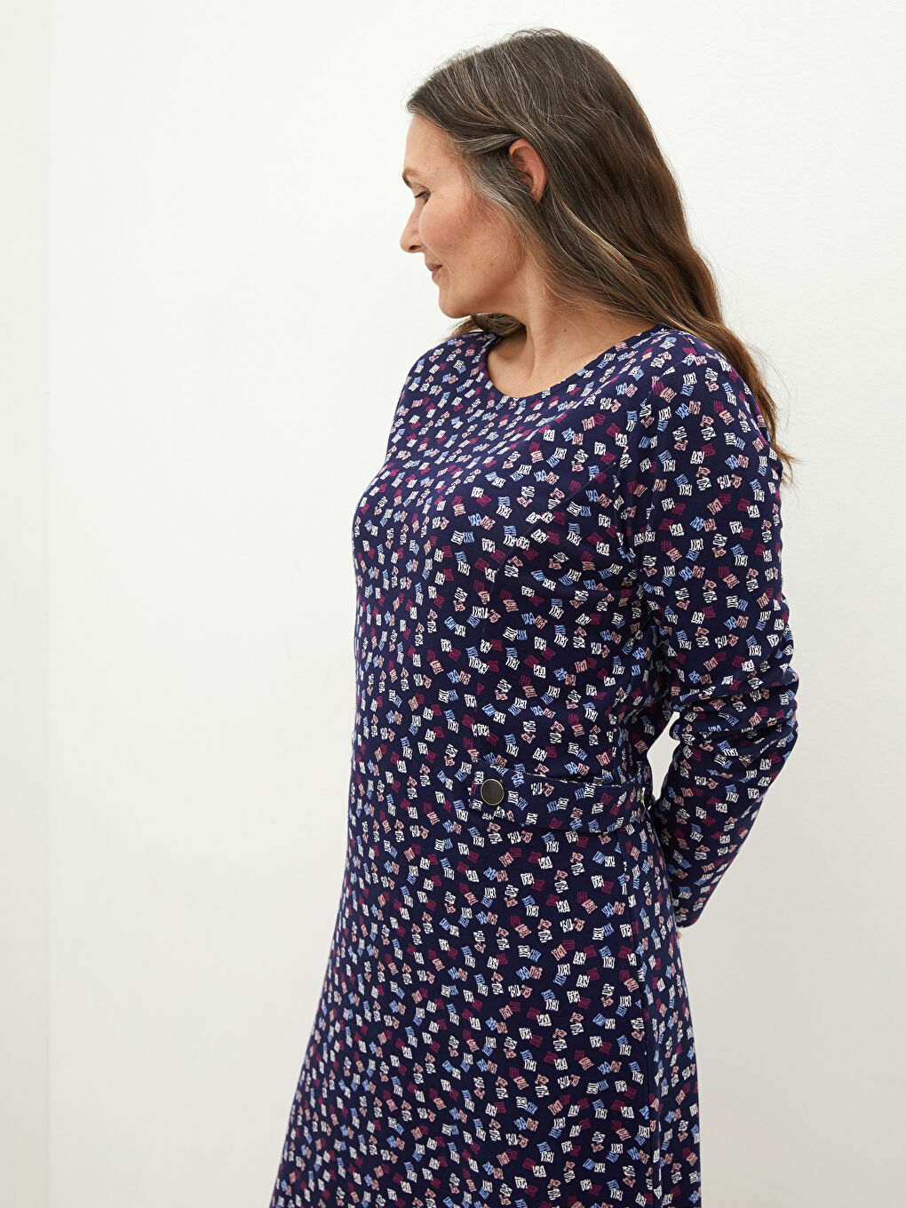 فستان نسائي بقماش جسر بنمط مطبوع برقبة دائرية وأكمام طويلة وقصة A-1