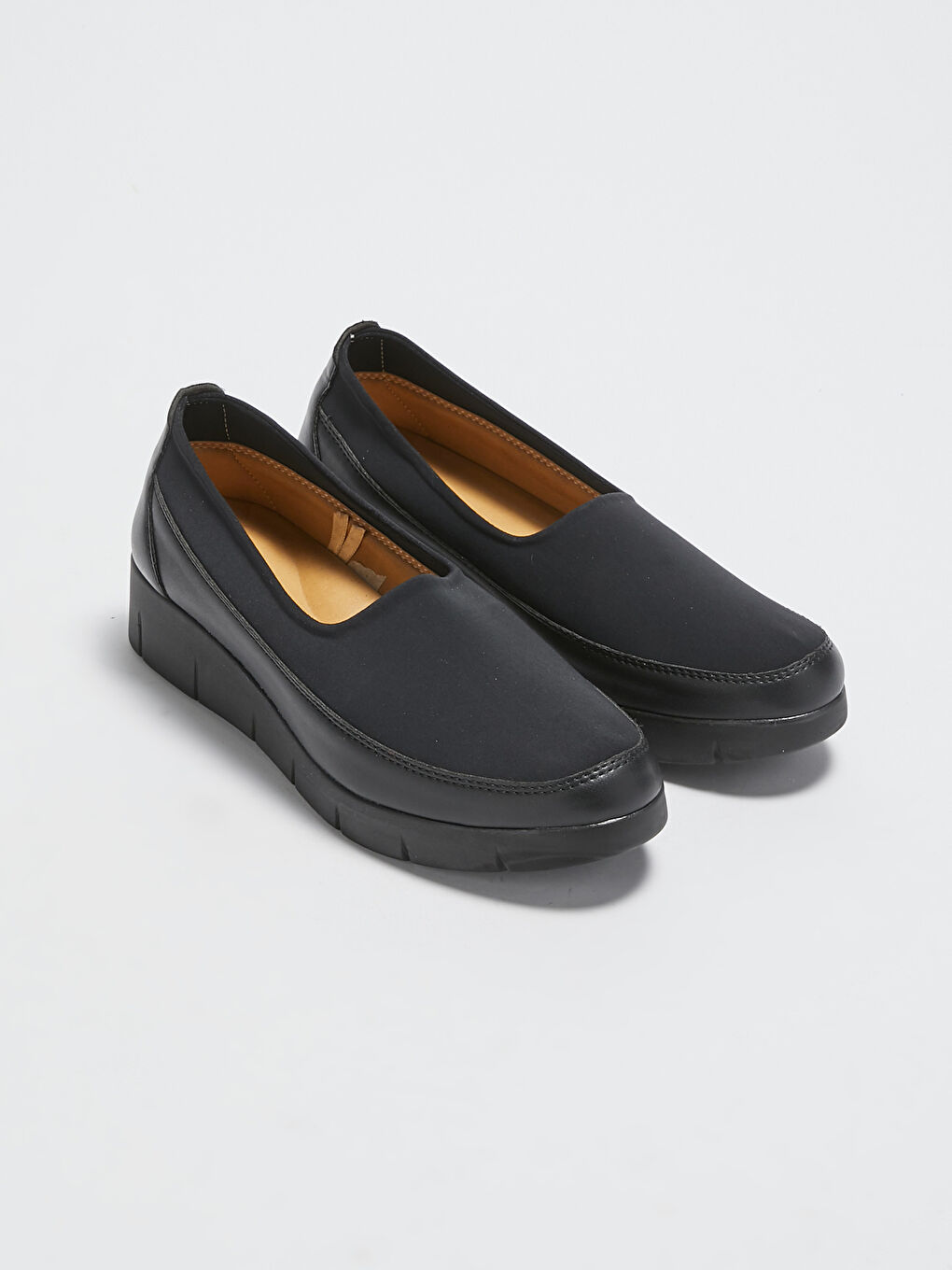 Siyah Deri Görünümlü Kadın Klasik Ayakkabı