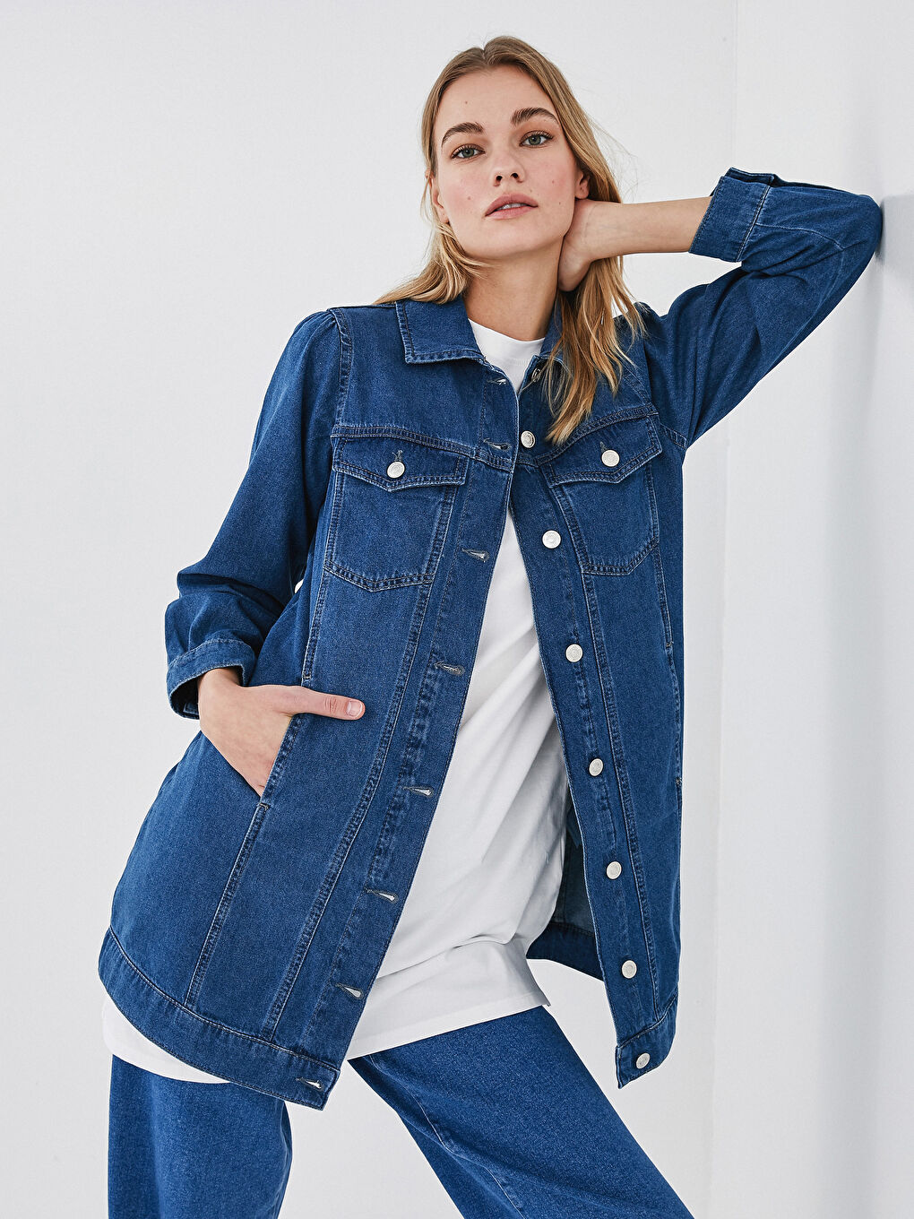 LCW Modest Jeansjacke für Damen mit Hemdkragen, Tasche und langen Ärmeln -S1EO65Z8-H45