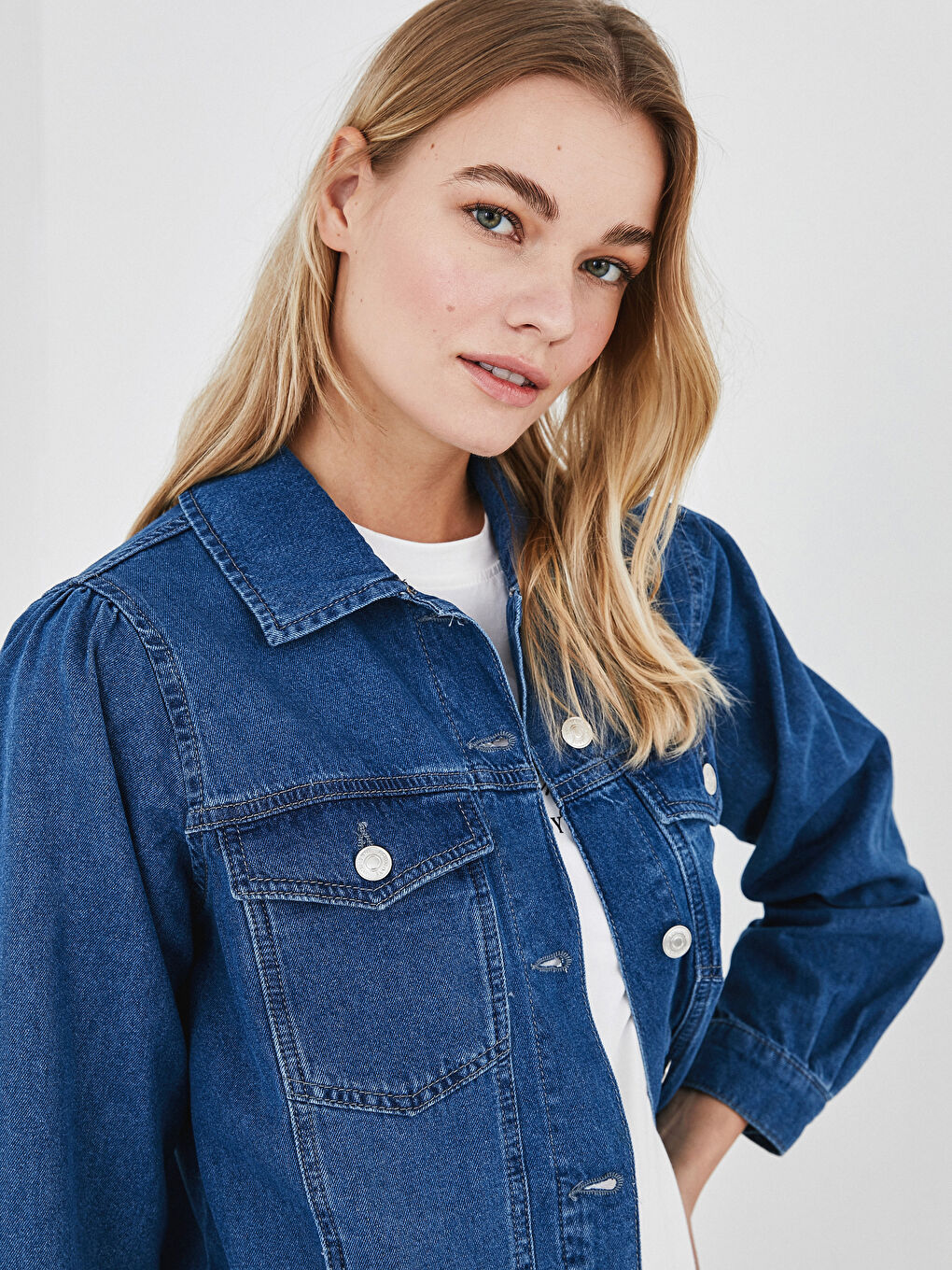 LCW Modest Jeansjacke für Damen mit Hemdkragen, Tasche und langen Ärmeln -S1EO65Z8-H45