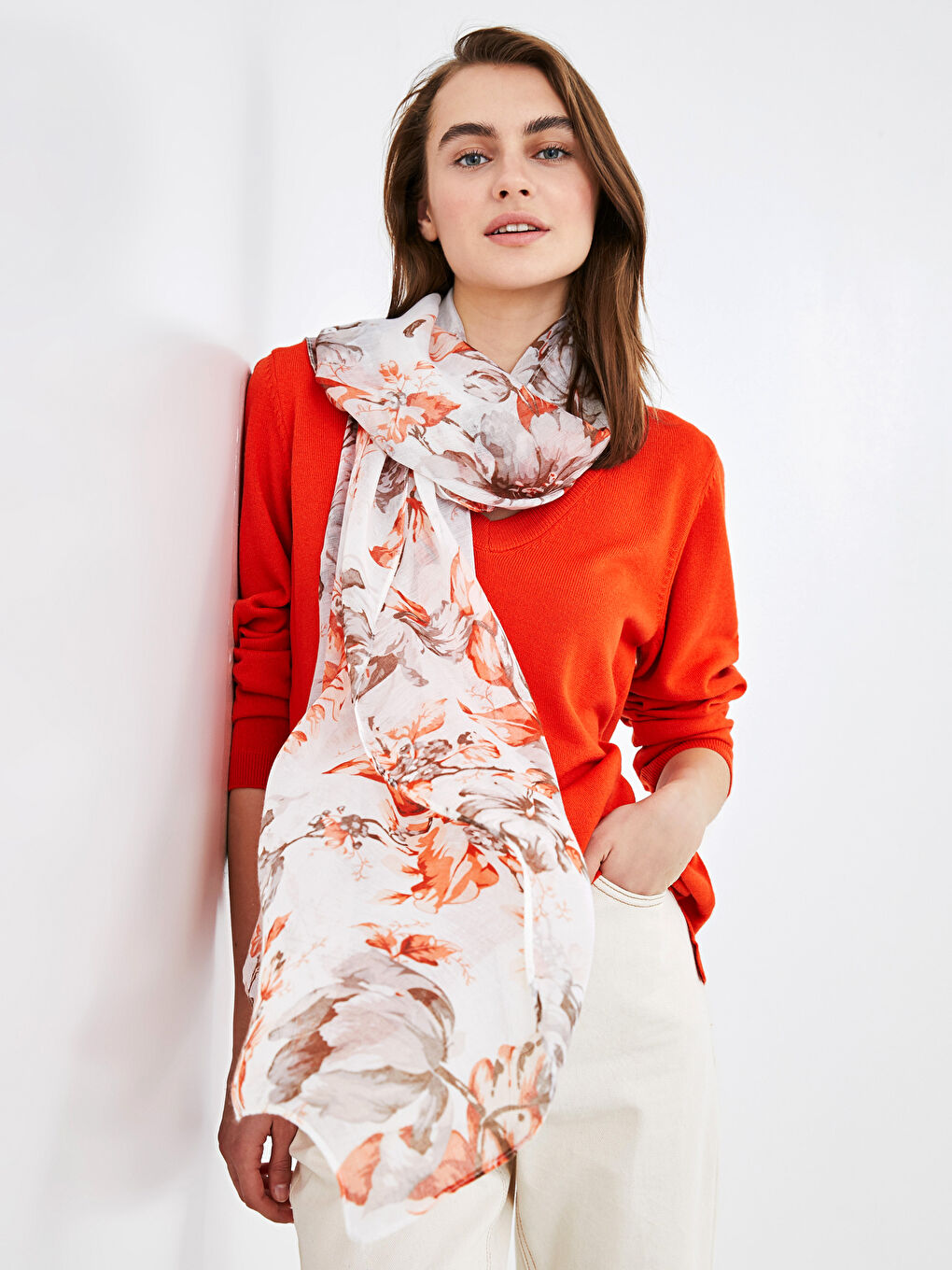 Beyaz Çiçek Desenli Şal