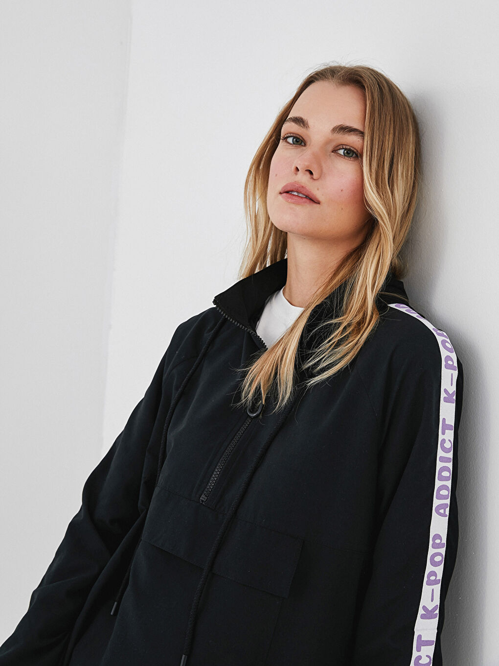 Siyah Kapüşon Yaka Şerit Yazı Baskılı Uzun Kollu Kadın Tunik-2