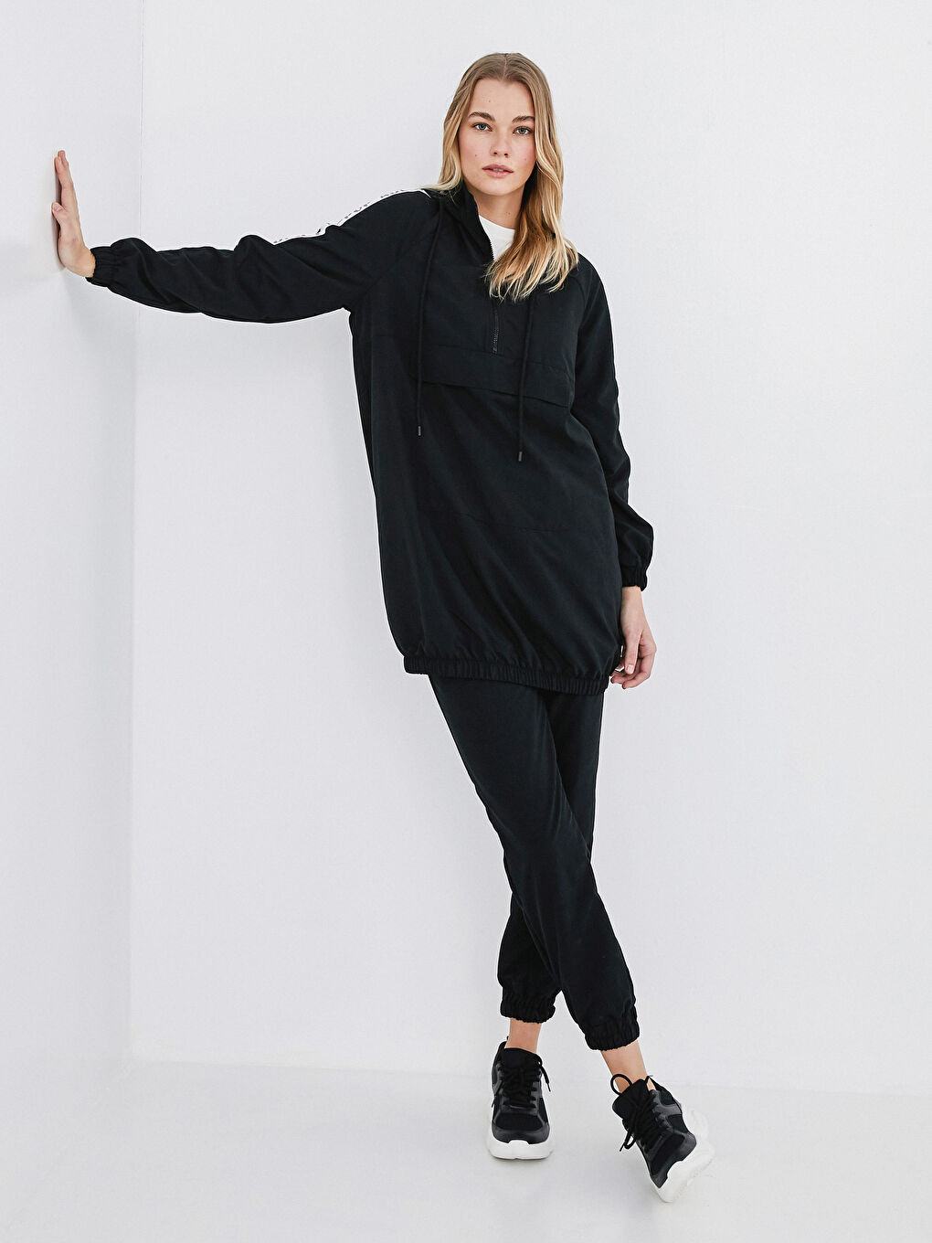 Siyah Kapüşon Yaka Şerit Yazı Baskılı Uzun Kollu Kadın Tunik-3