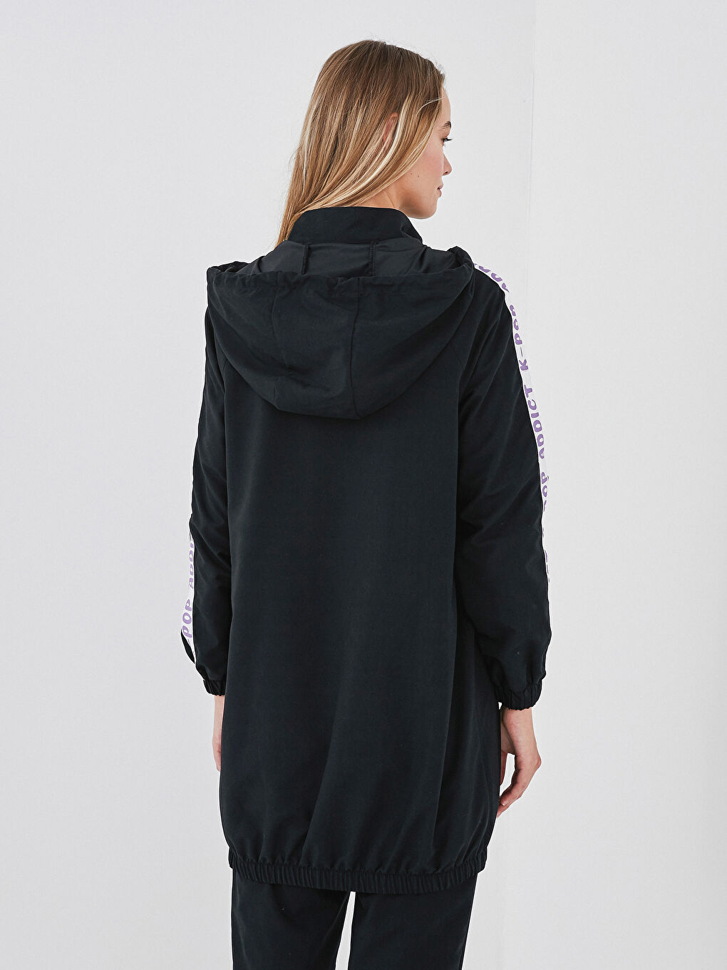 Siyah Kapüşon Yaka Şerit Yazı Baskılı Uzun Kollu Kadın Tunik-4