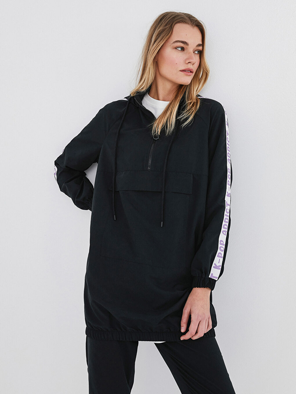 Siyah Kapüşon Yaka Şerit Yazı Baskılı Uzun Kollu Kadın Tunik-1