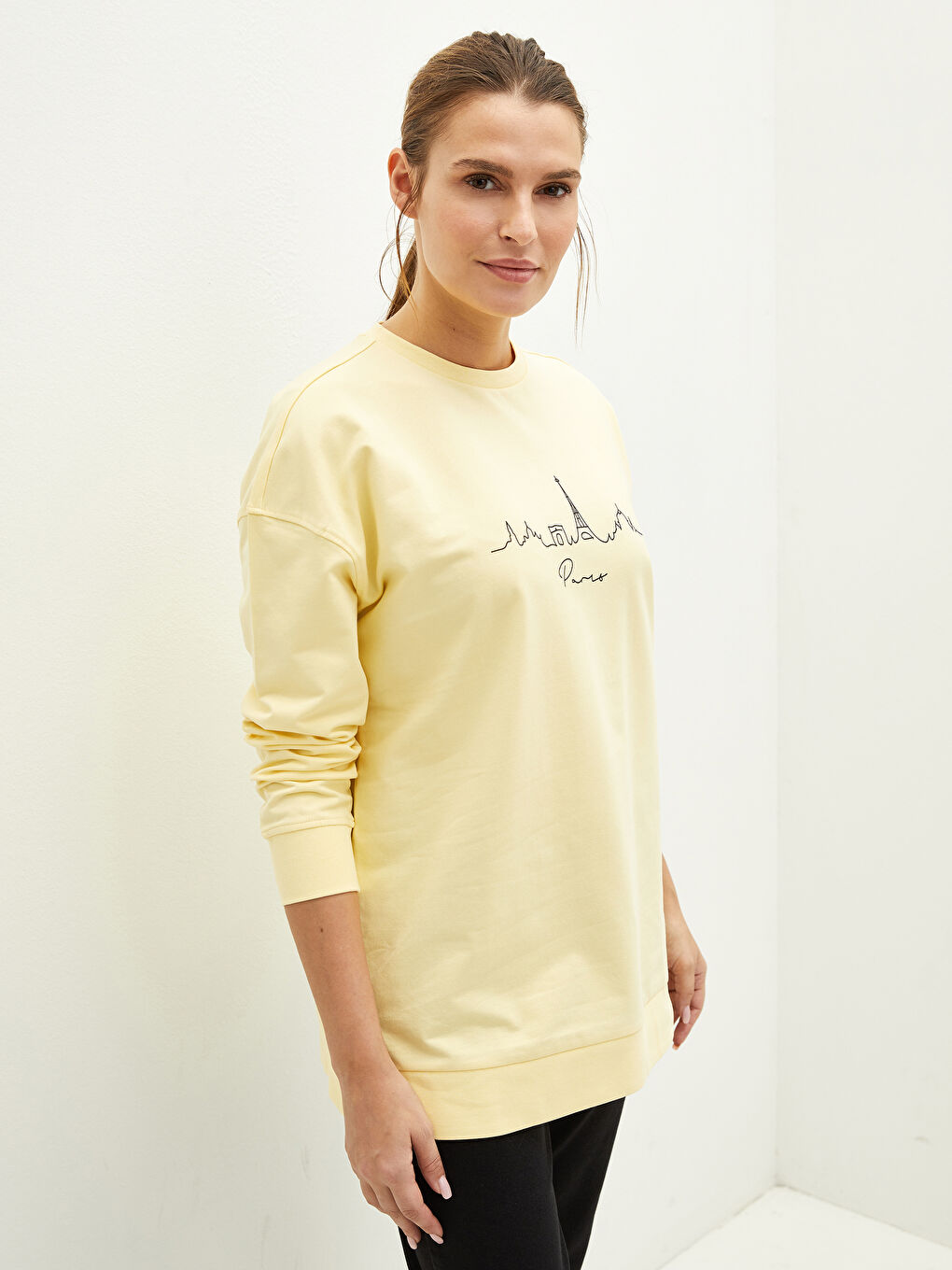 سويت شيرت نسائي مطبوع بفتحة رقبة مستديرة وكم طويل-1