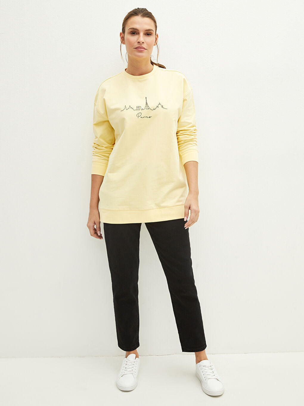 سويت شيرت نسائي مطبوع بفتحة رقبة مستديرة وكم طويل-3