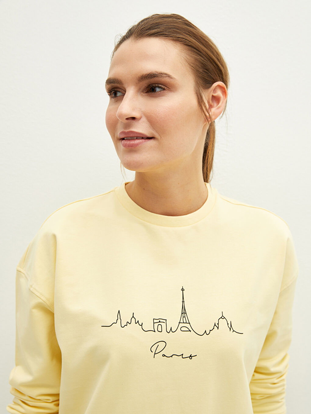 سويت شيرت نسائي مطبوع بفتحة رقبة مستديرة وكم طويل-4