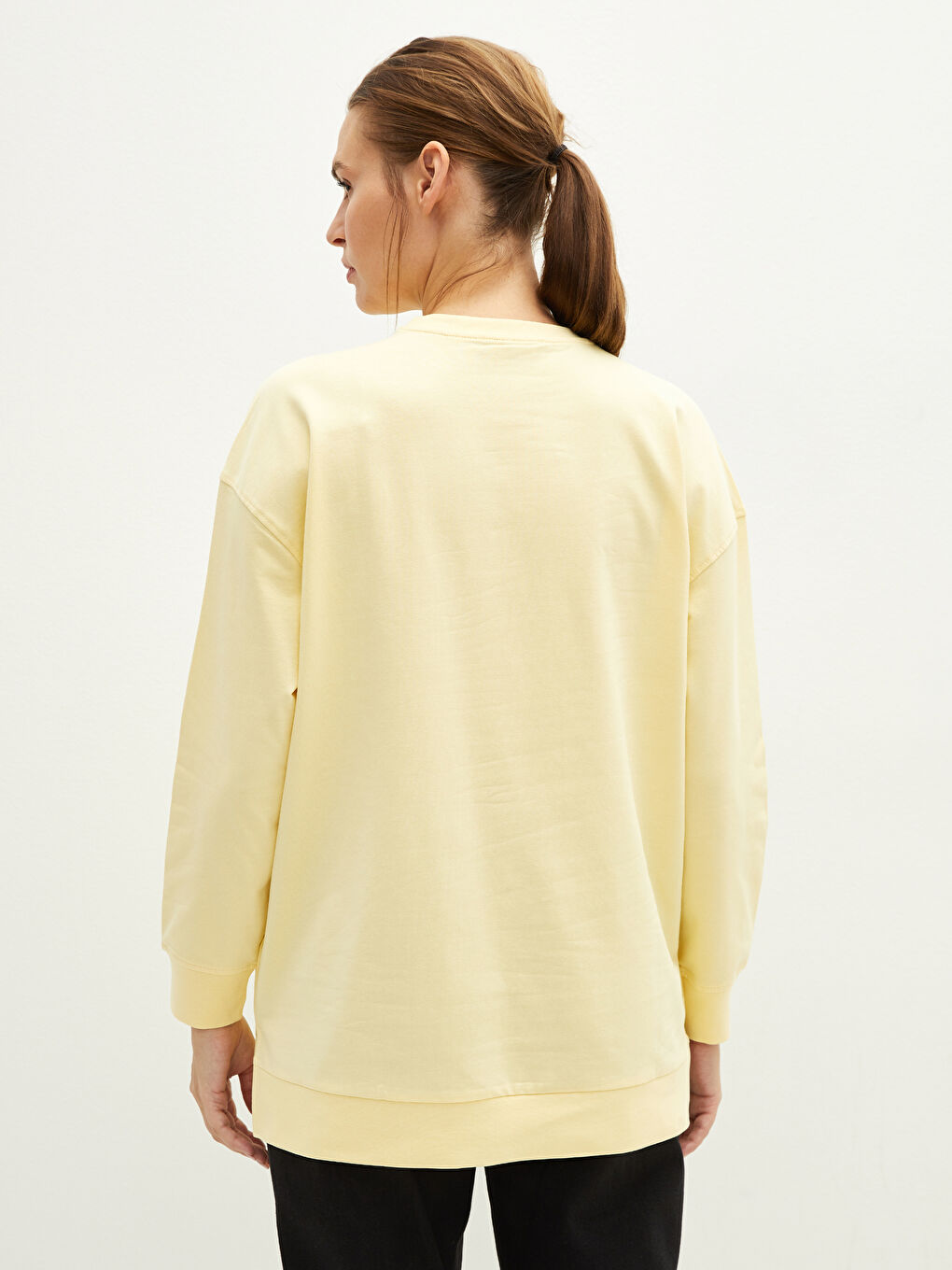 سويت شيرت نسائي مطبوع بفتحة رقبة مستديرة وكم طويل-5