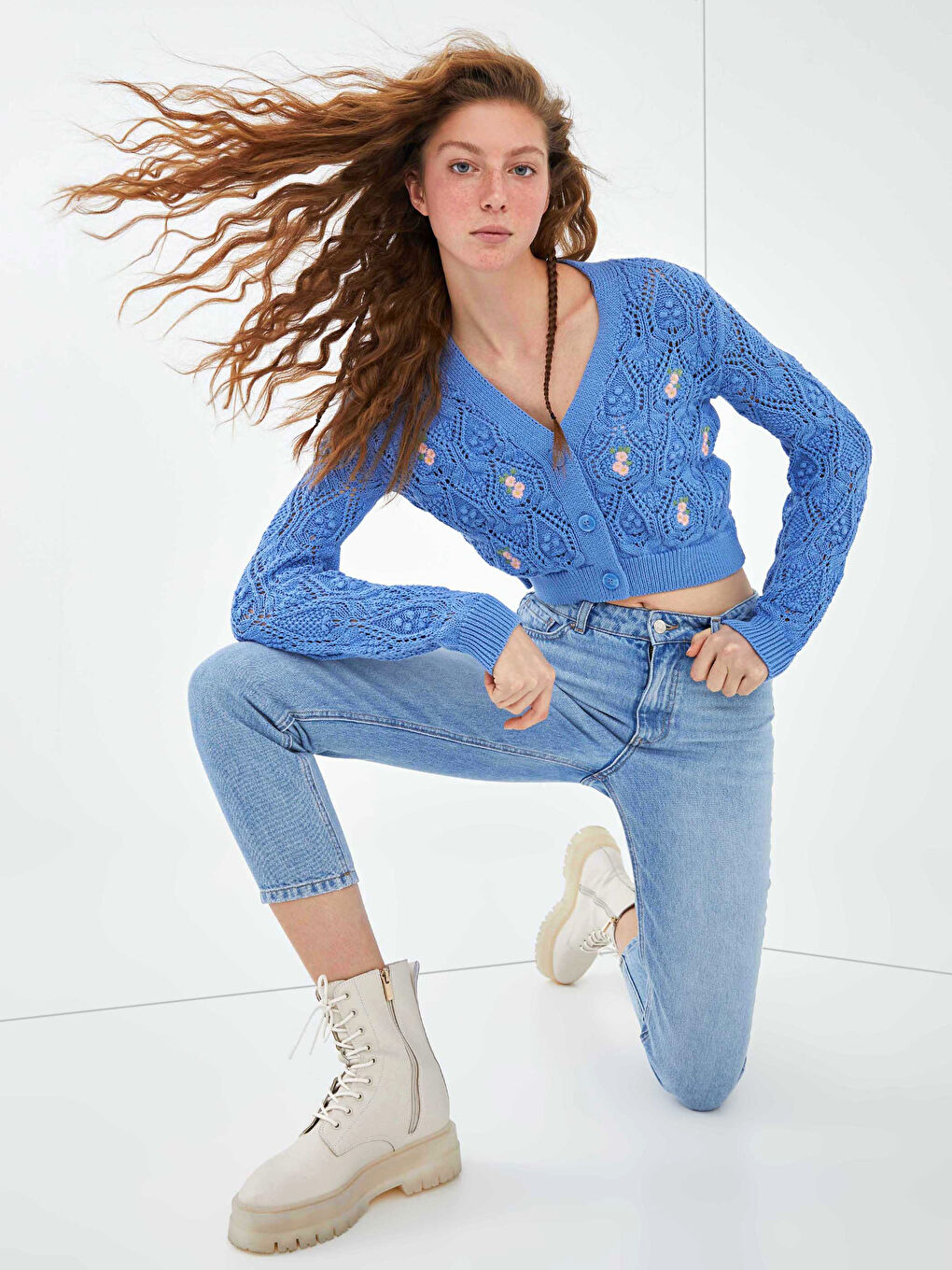 Mavi V Yaka Çiçek Nakışlı Uzun Kollu Kadın Triko Hırka