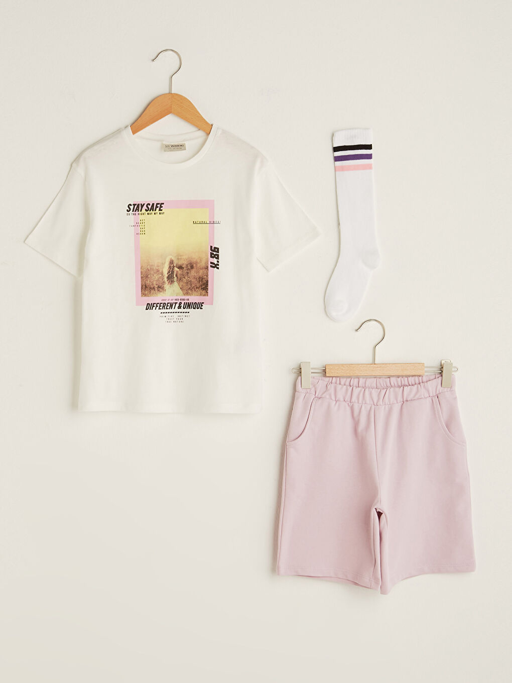 تيشيرت بناتي بياقة دائرية مطبوع كم قصير مع شورت وجوارب