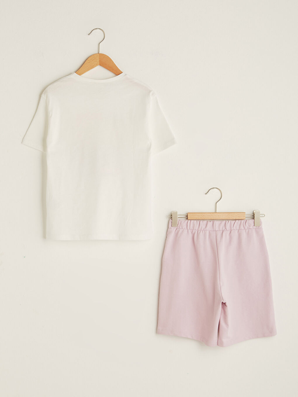 تيشيرت بناتي بياقة دائرية مطبوع كم قصير مع شورت وجوارب-1