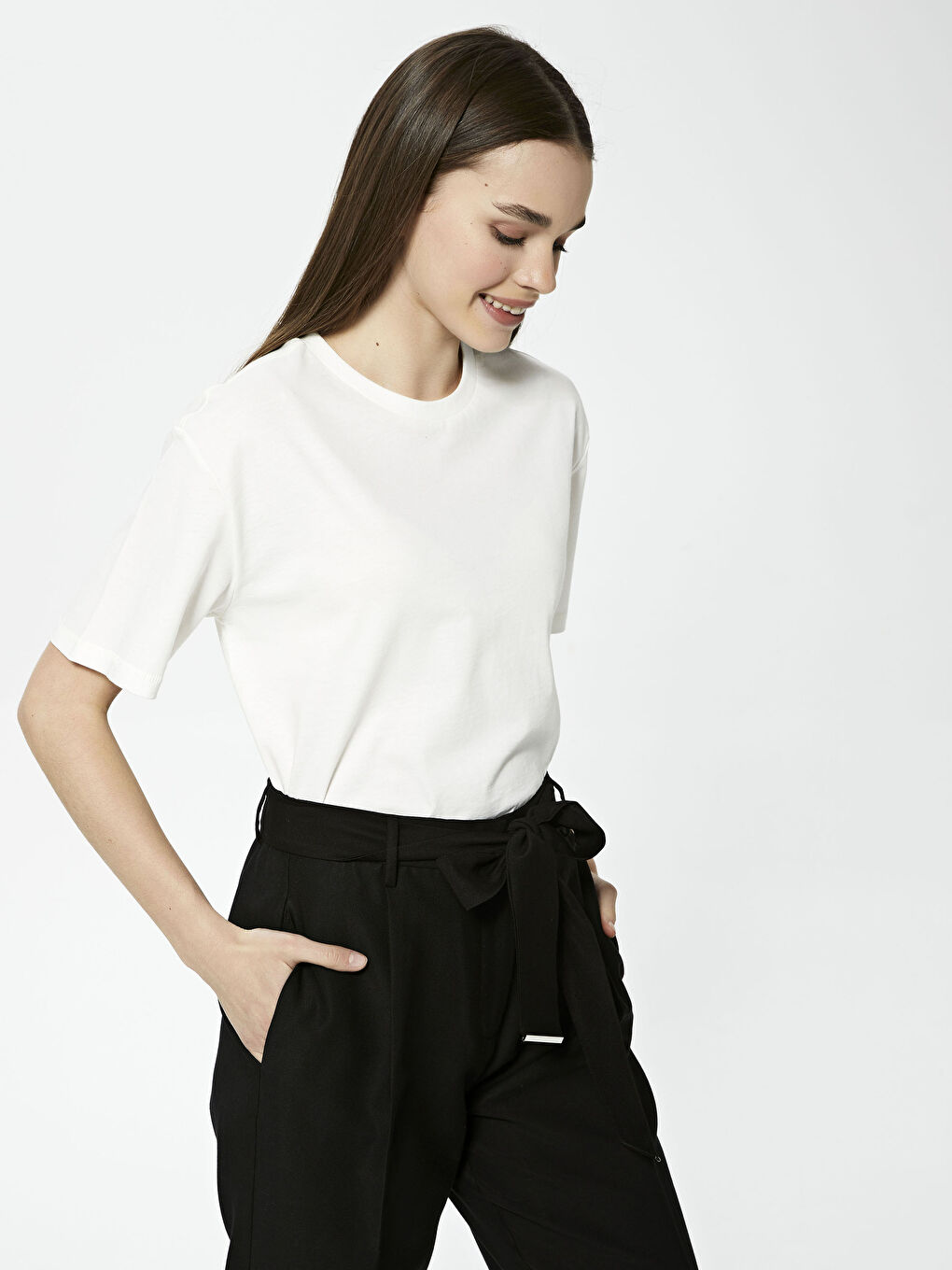 Beyaz Bisiklet Yaka Düz Kısa Kollu Pamuklu Kadın Tişört-1