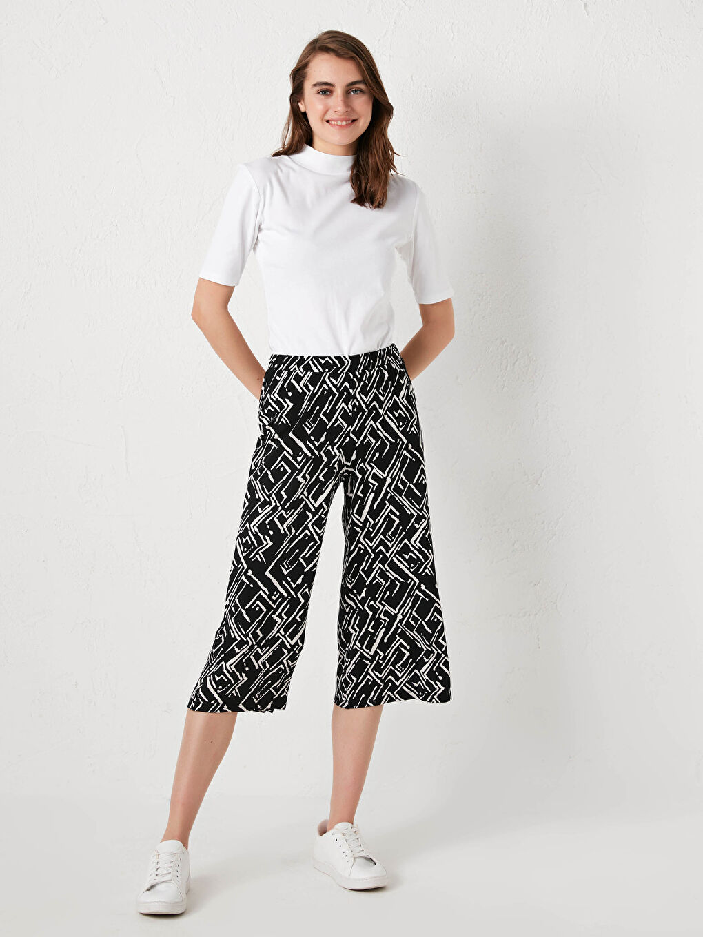 LCWAIKIKI Basic Standard Fit Patterned Women's Capri With Elastic Waist -S1EU07Z8-LQJ