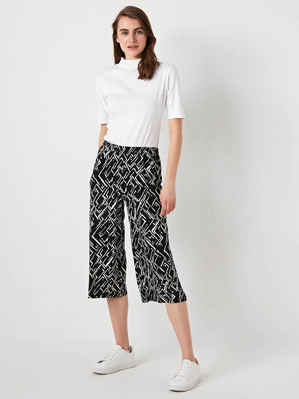 LCWAIKIKI Basic Standard Fit Patterned Women's Capri With Elastic Waist -S1EU07Z8-LQJ