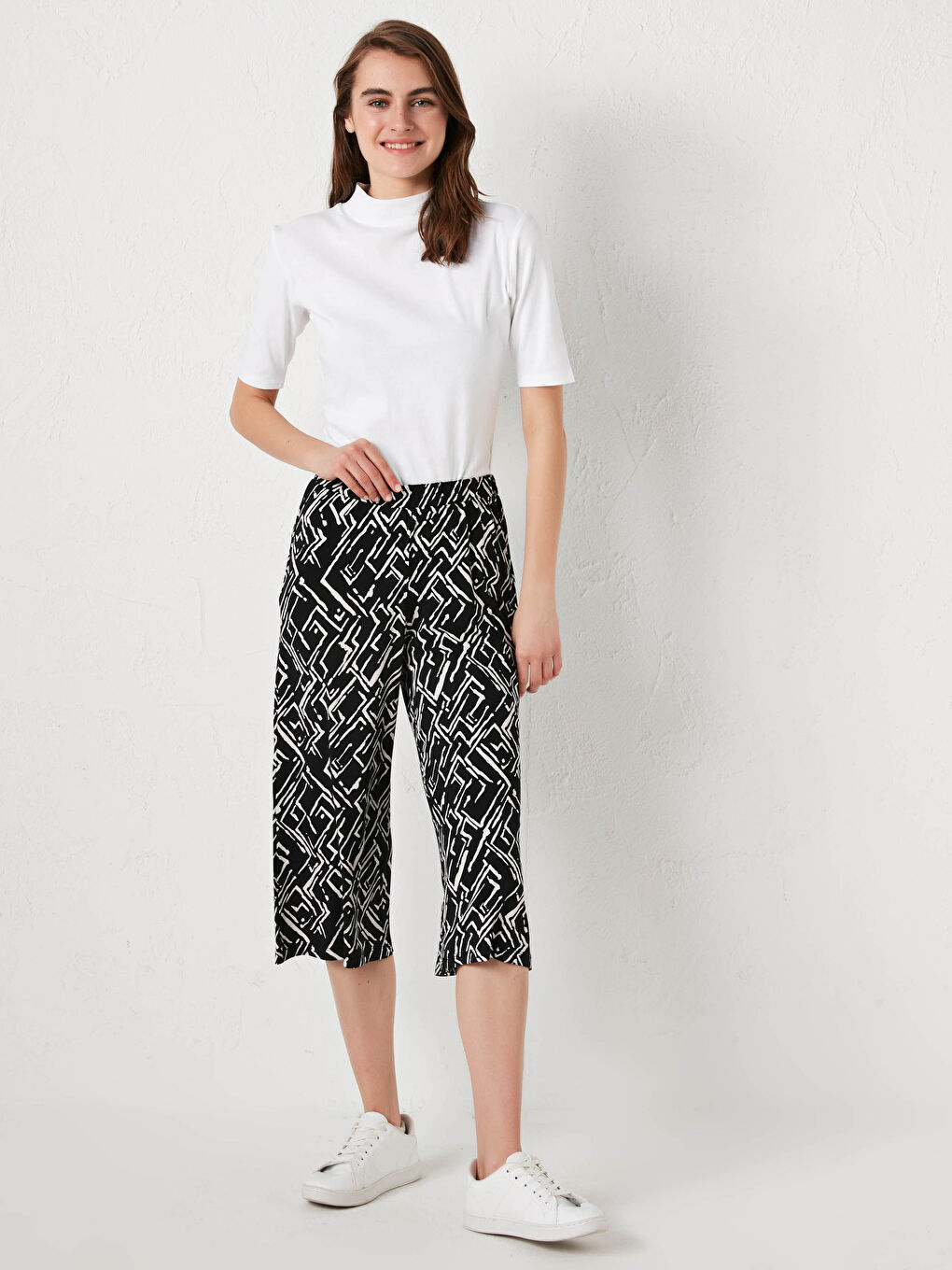LCWAIKIKI Basic Standard Fit Patterned Women's Capri With Elastic Waist -S1EU07Z8-LQJ