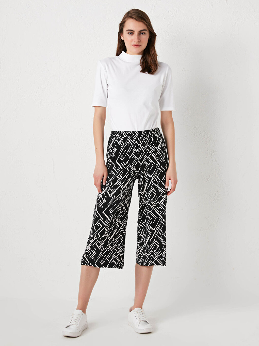 LCWAIKIKI Basic Standard Fit Patterned Women's Capri With Elastic Waist -S1EU07Z8-LQJ