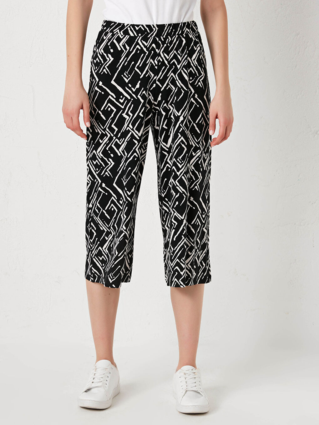 LCWAIKIKI Basic Standard Fit Patterned Women's Capri With Elastic Waist -S1EU07Z8-LQJ