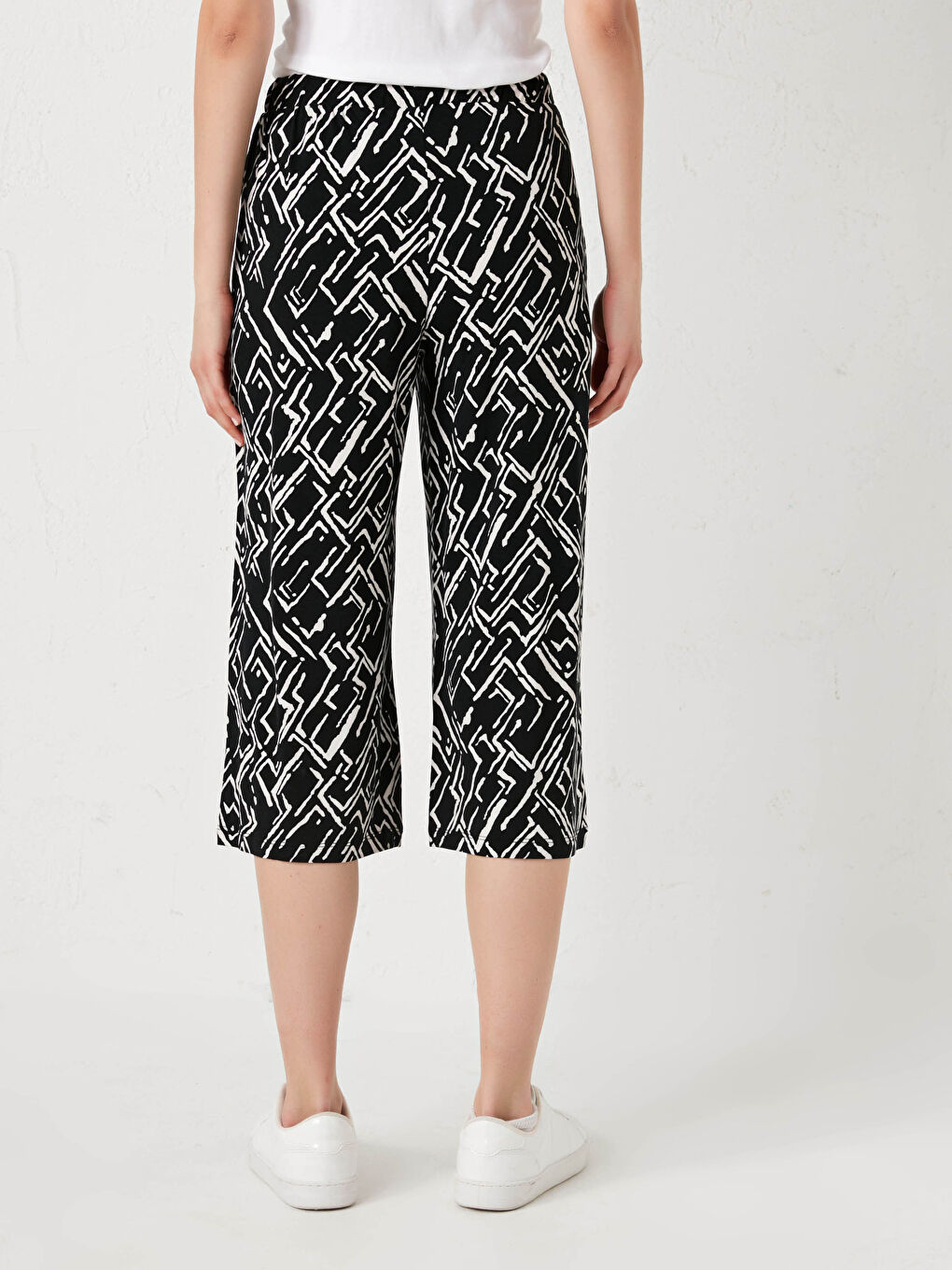 LCWAIKIKI Basic Standard Fit Patterned Women's Capri With Elastic Waist -S1EU07Z8-LQJ