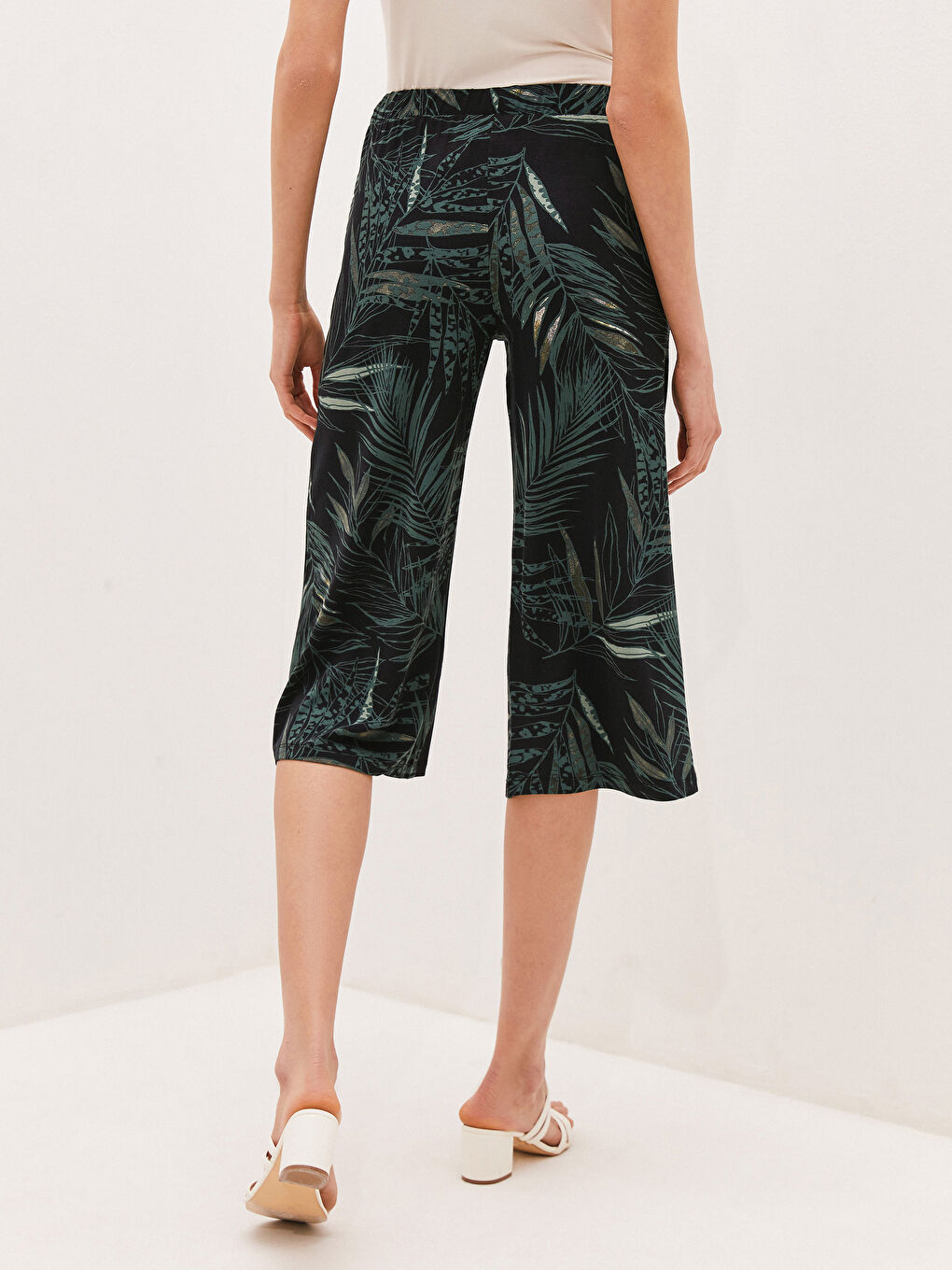 Yeşil Beli Lastikli Standart Fit Desenli Kadın Kapri-3