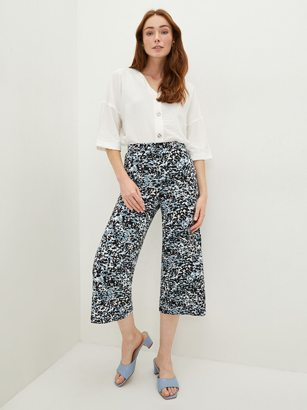 Beyaz Beli Lastikli Standart Fit Desenli Viskon Kadın Kapri-2