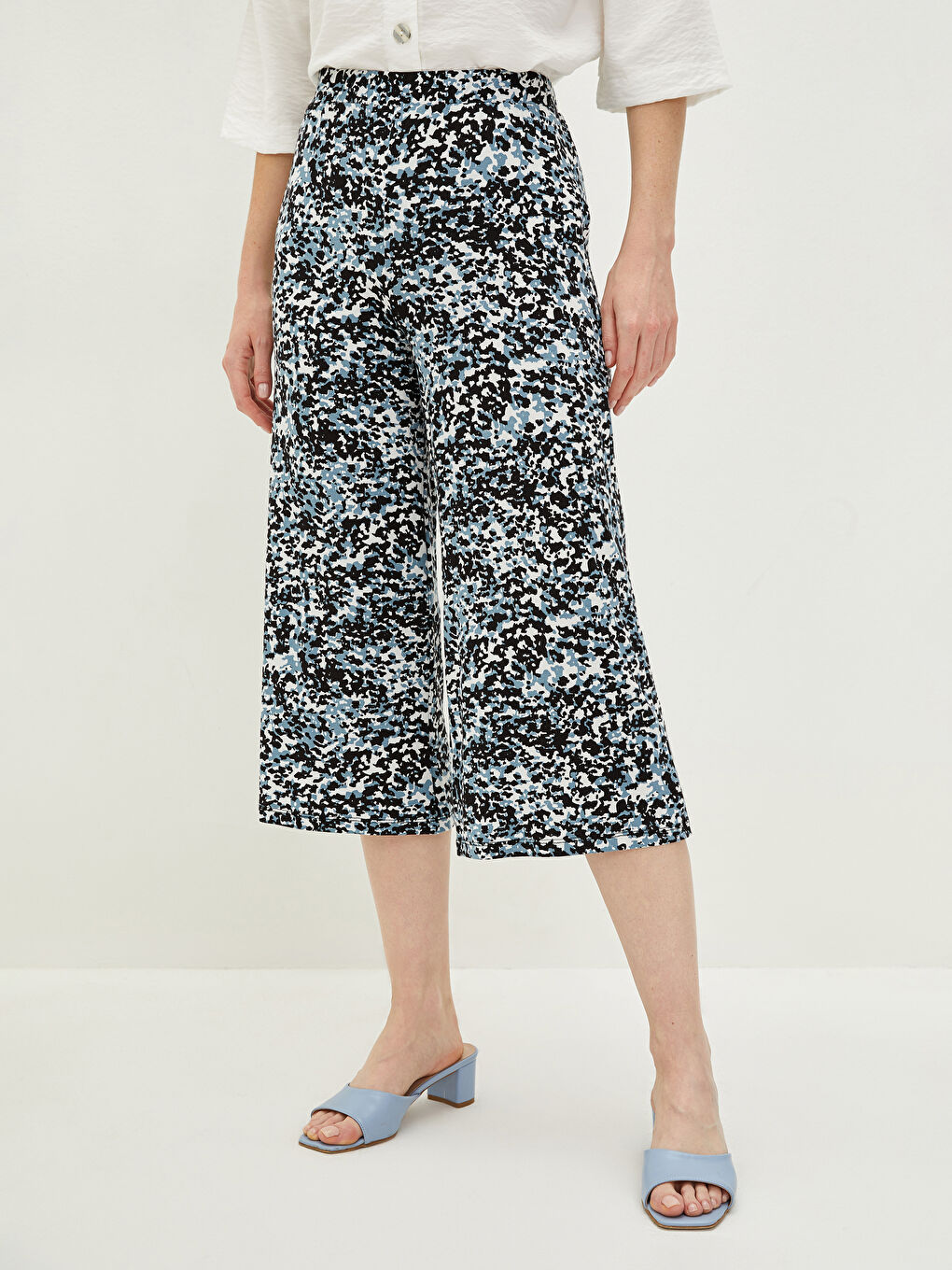 Beyaz Beli Lastikli Standart Fit Desenli Viskon Kadın Kapri-3