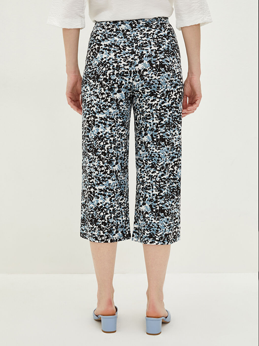 Beyaz Beli Lastikli Standart Fit Desenli Viskon Kadın Kapri-4