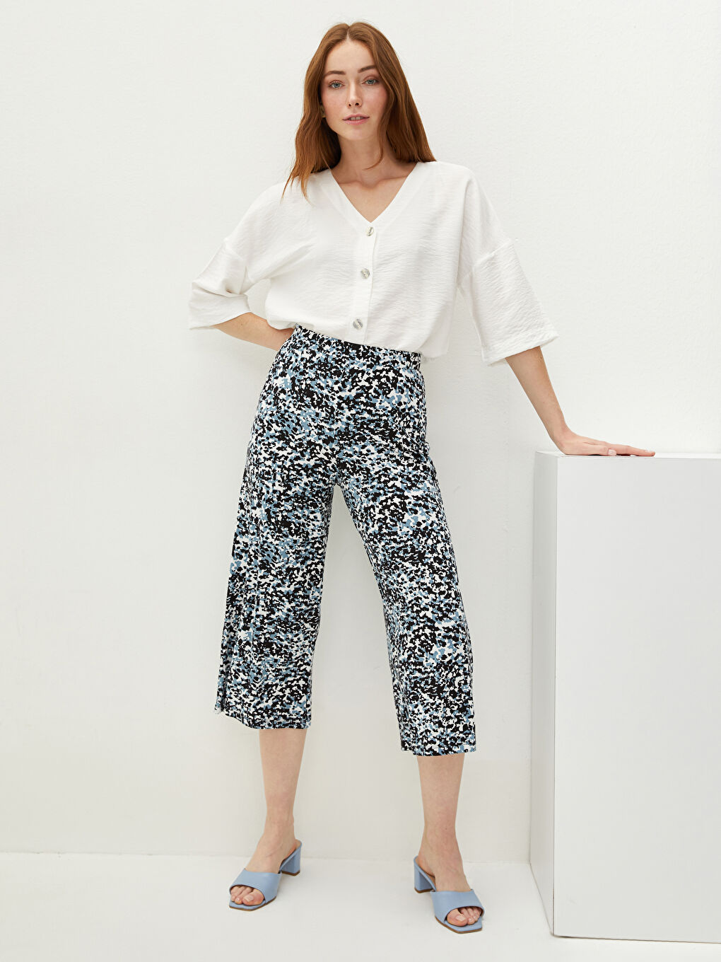 Beyaz Beli Lastikli Standart Fit Desenli Viskon Kadın Kapri