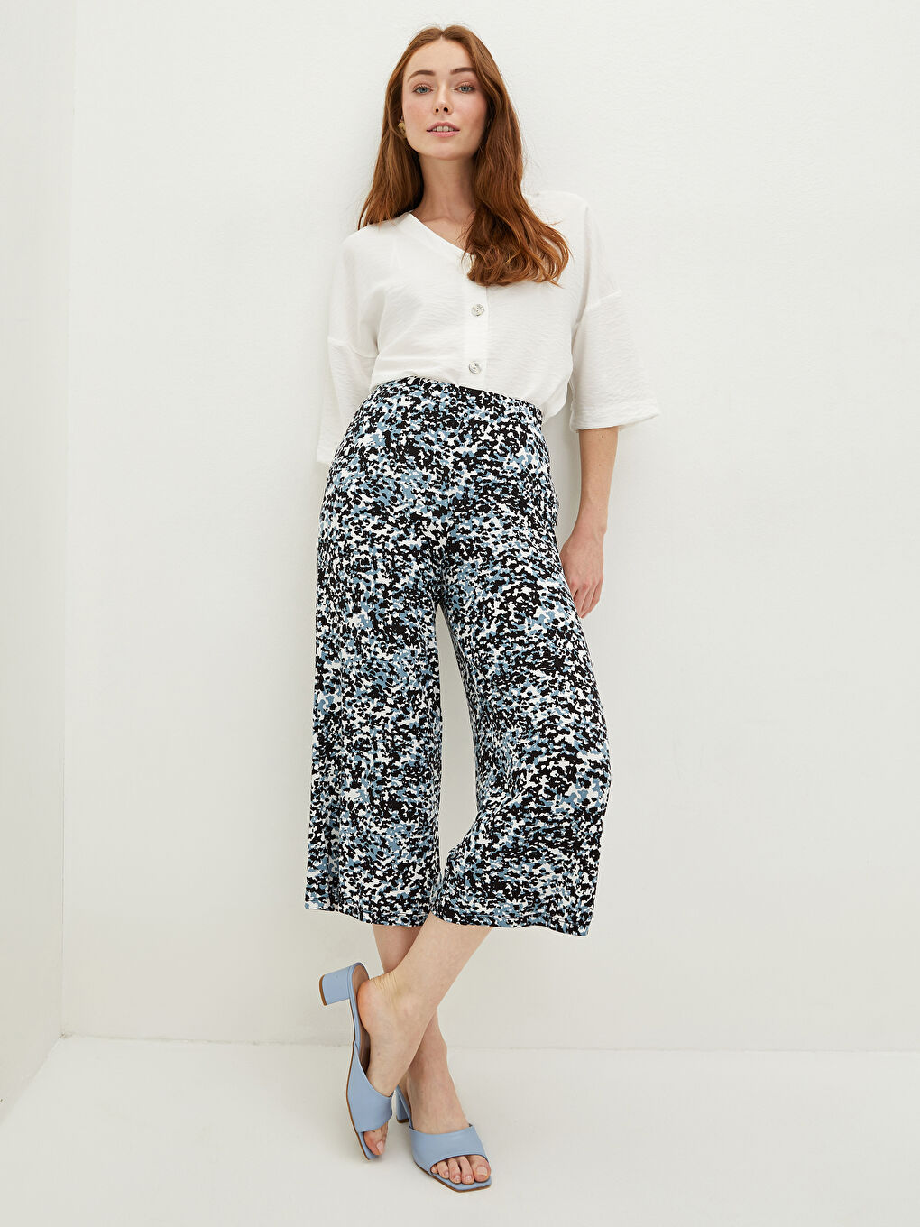 Beyaz Beli Lastikli Standart Fit Desenli Viskon Kadın Kapri-1
