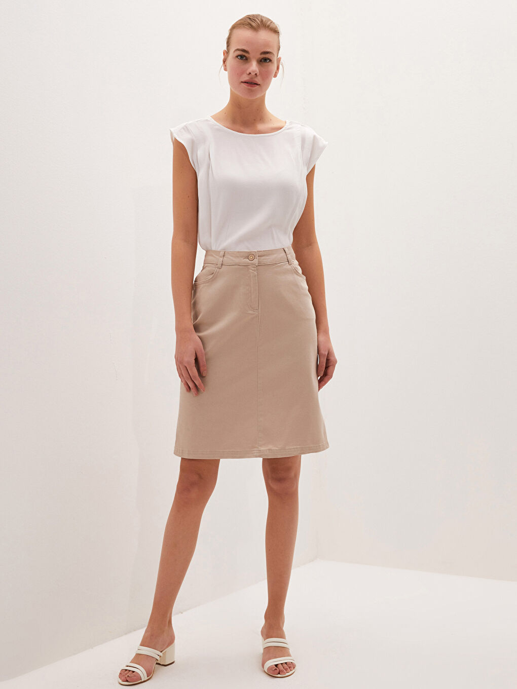 LCWAIKIKI Classic Pocket Detailed Gabardine Fabric Women's Skirt -S1EV69Z8-FFG