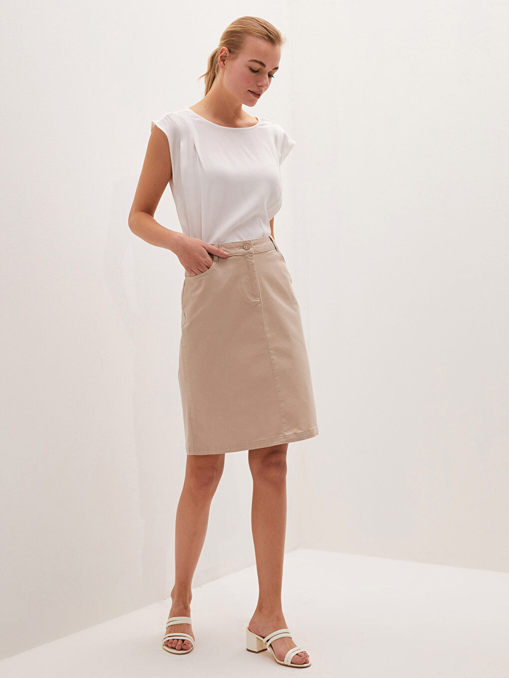 LCWAIKIKI Classic Pocket Detailed Gabardine Fabric Women's Skirt -S1EV69Z8-FFG