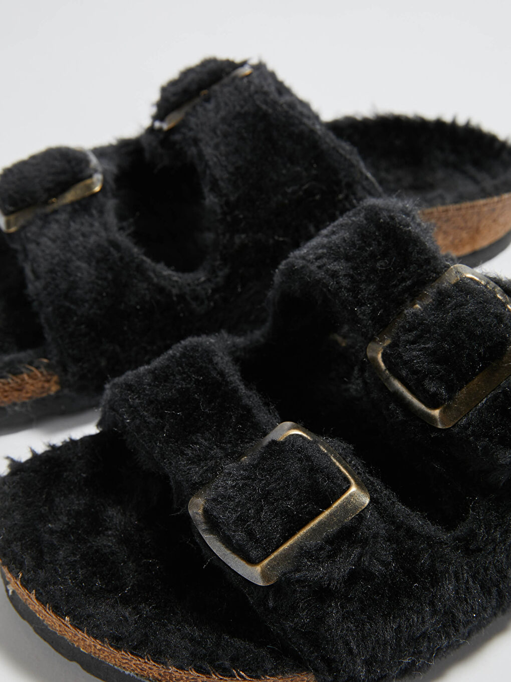 Siyah Tokalı Pelüş Ev Terliği-2