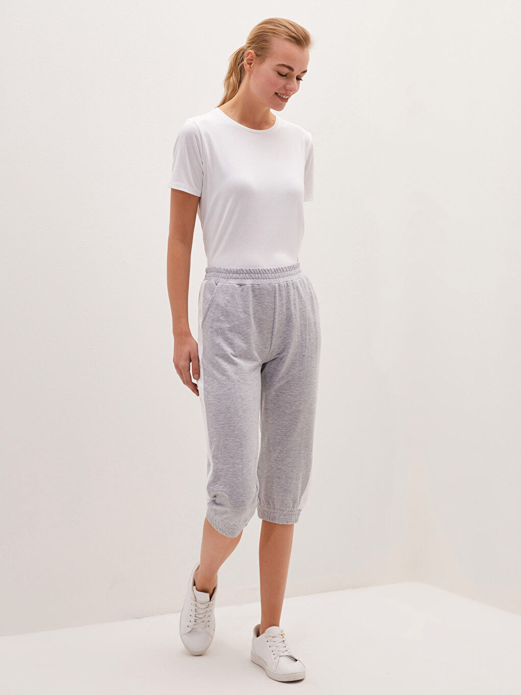 بنطلون كابري بخصر مطاط وجيب وتفاصيل رباط